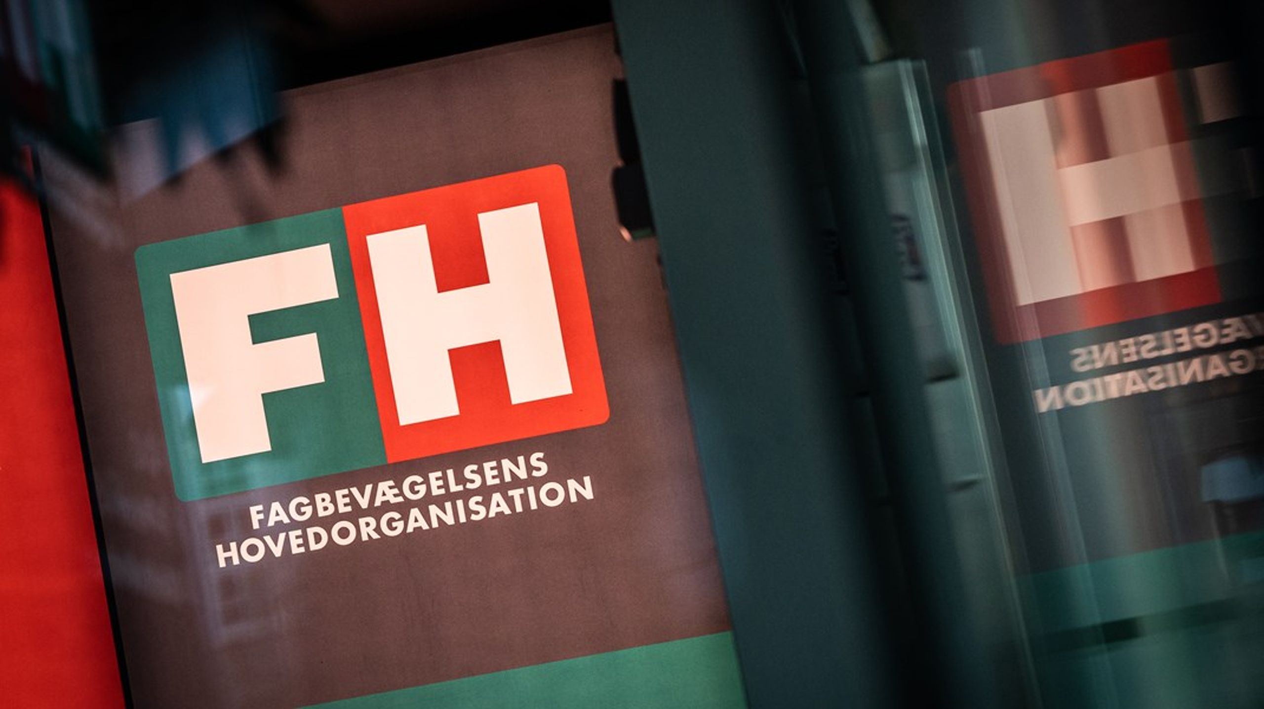 Fagbevægelsens Hovedorganisation suspenderer Michael Jacobsen indtil advokatundersøgelse er færdig.&nbsp;