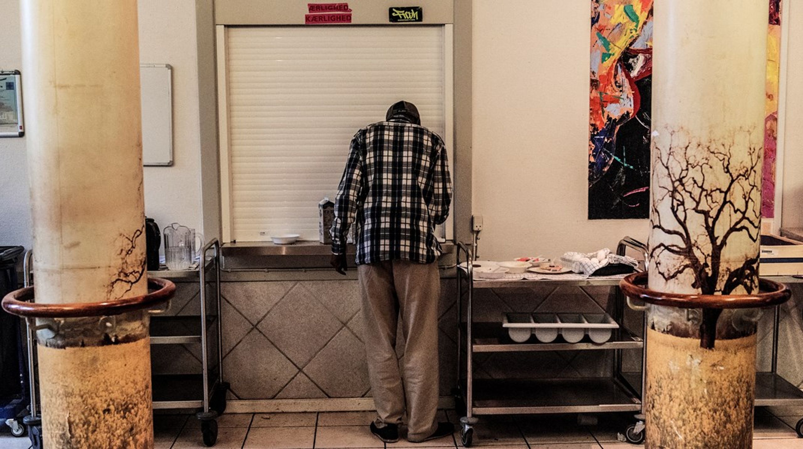 Når man smider en hjemløs ud af et herberg gør man ikke vejen mod egen bolig kortere. Man gør den meget længere, skriver&nbsp;Henrik Nørgaard Christensen.