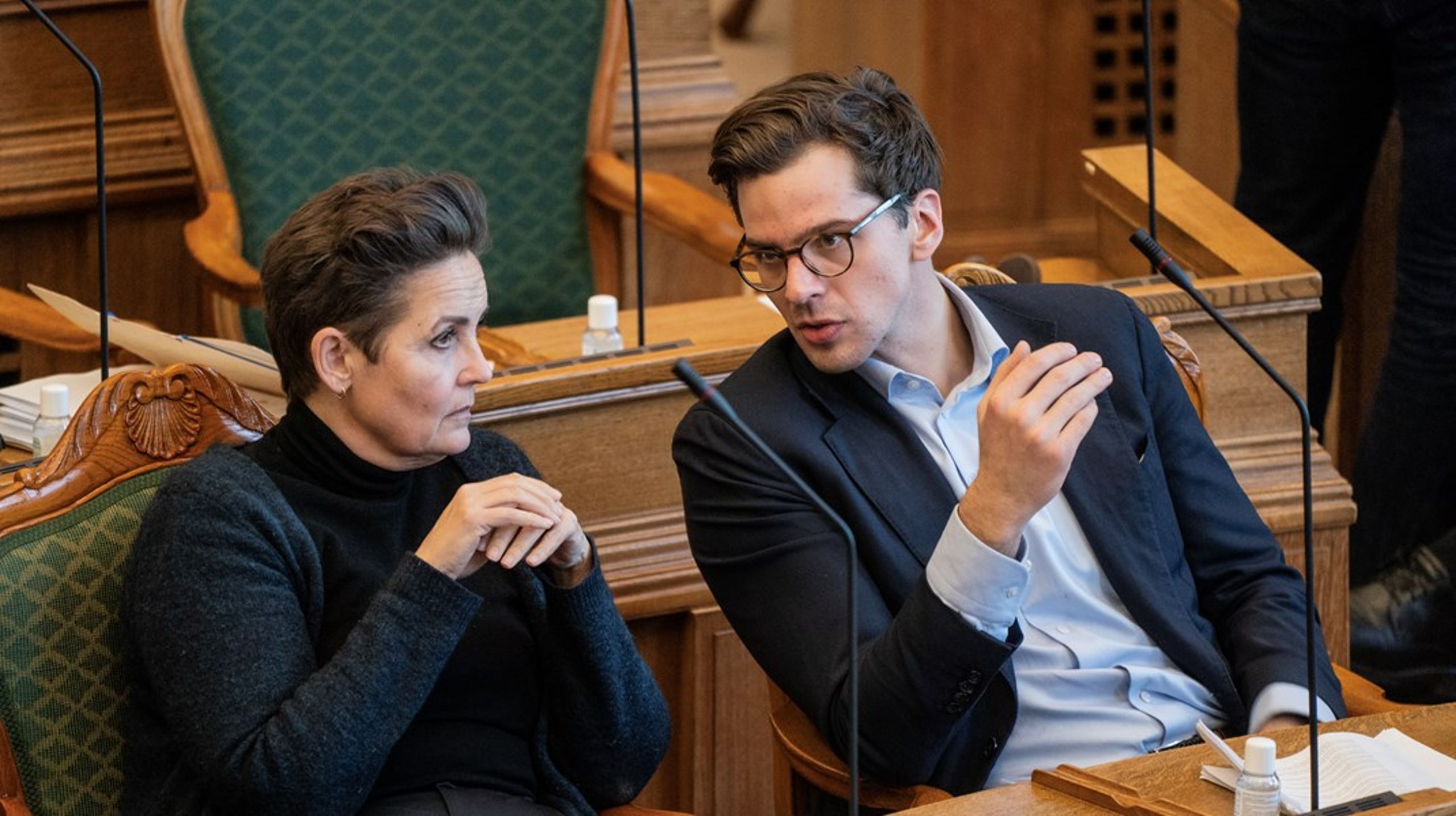 Normalt siger man, at "the role of the opposition is to oppose", men det er en svær balancegang for de partier, som gerne vil i regering på et tidspunkt, men som også vil være kritisk overfor den første politik i dagligdagen, skriver Jacob Bruun.