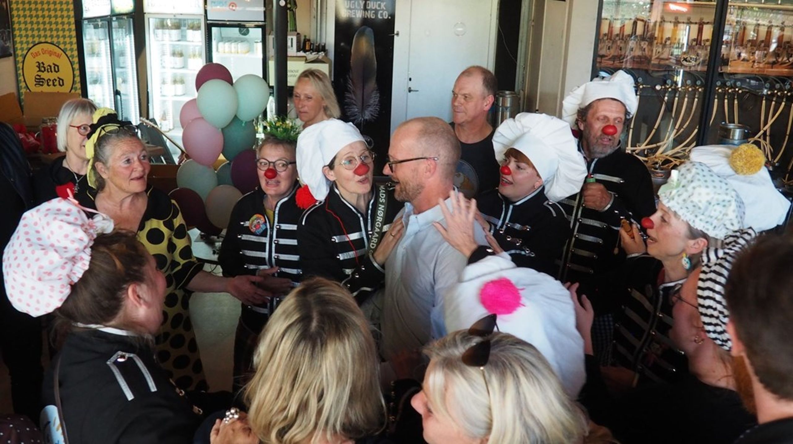 Benjamin Lundström, der er omgærdet af hospitalsklovne til sin afskedsreception, træder tilbage på formandsposten for Danske Hospitalsklovne.&nbsp;