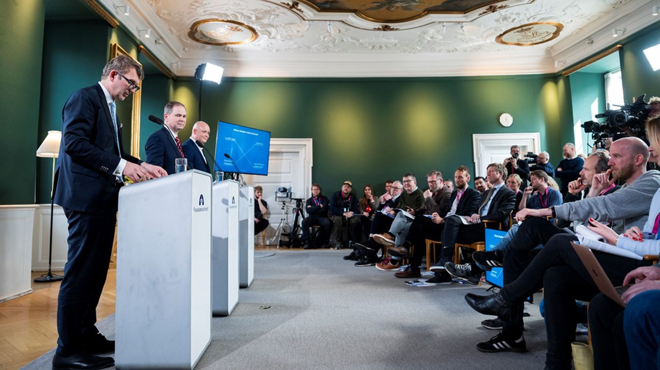 Pressemødet med finansminister Nicolai Wammen (S),
fungerende forsvarsminister Troels Lund Poulsen (V) og kulturminister Jakob
Engel-Schmidt (M) hvor SVM-regeringen præsenterer deres finanslovsforslag for
2023.<br>