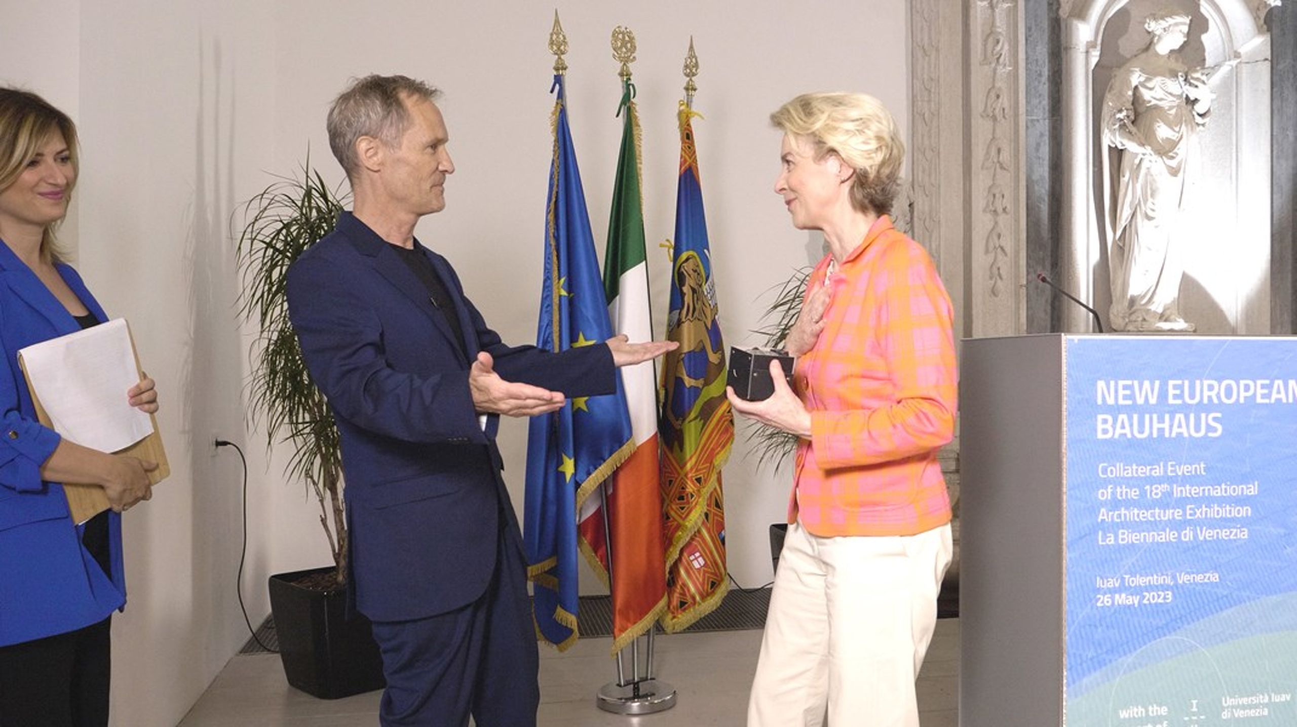 Ursula von der Leyen overrækkes Akademisk Arkitektforenings æresmedalje.&nbsp;