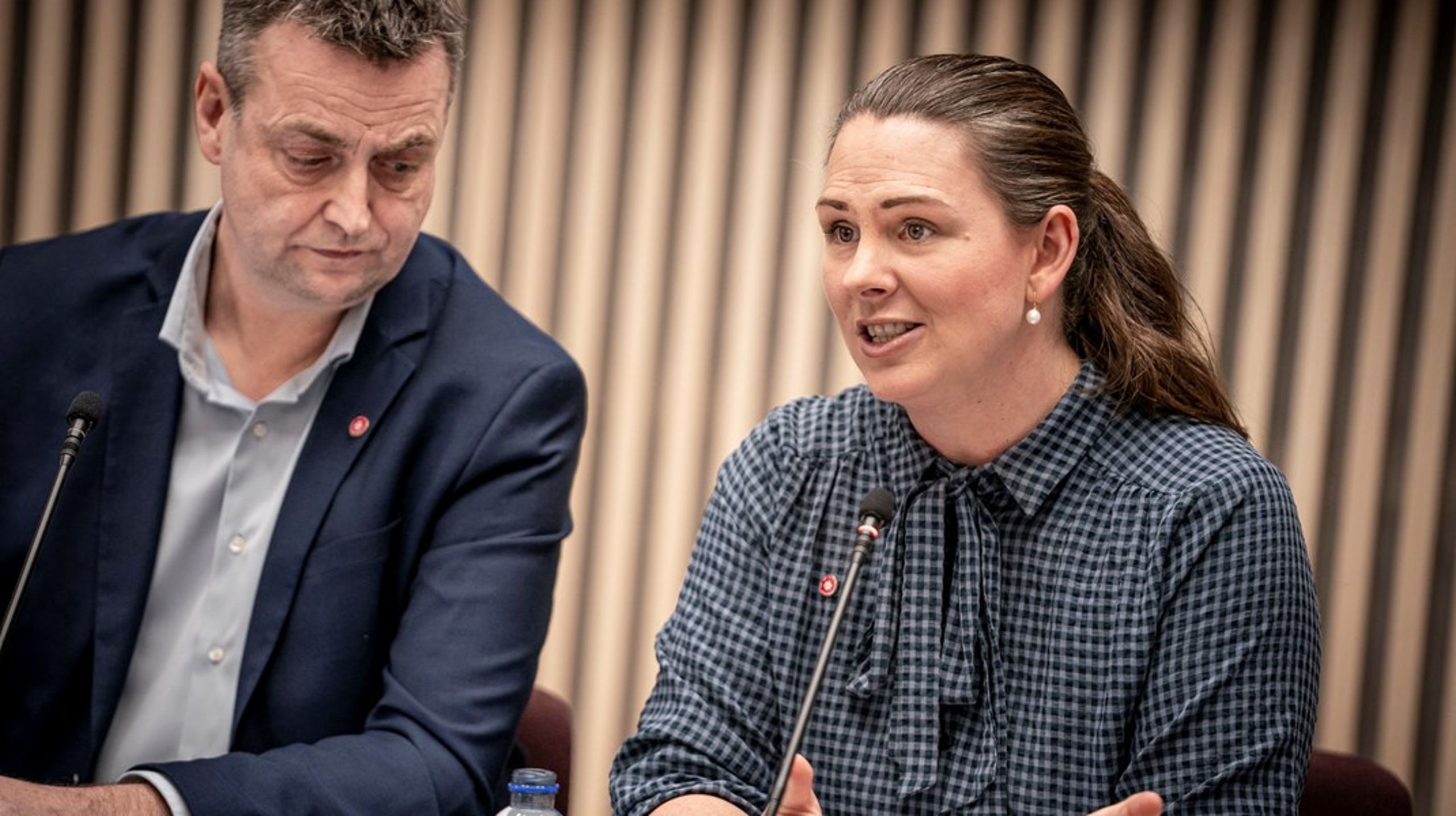 Formand og næstformand for Statsrevisorerne i Folketinget, Mette Abildgaard (K) og Leif Lahn Jensen (S) har sammen med sine fire kollegaer hårde ord med på vejen til særligt regionerne og kommunernes indsats for at hjælpe borgere med psykiske lidelser i overgangen fra behandlingspsykiatrien til social psykiatrien.<br>