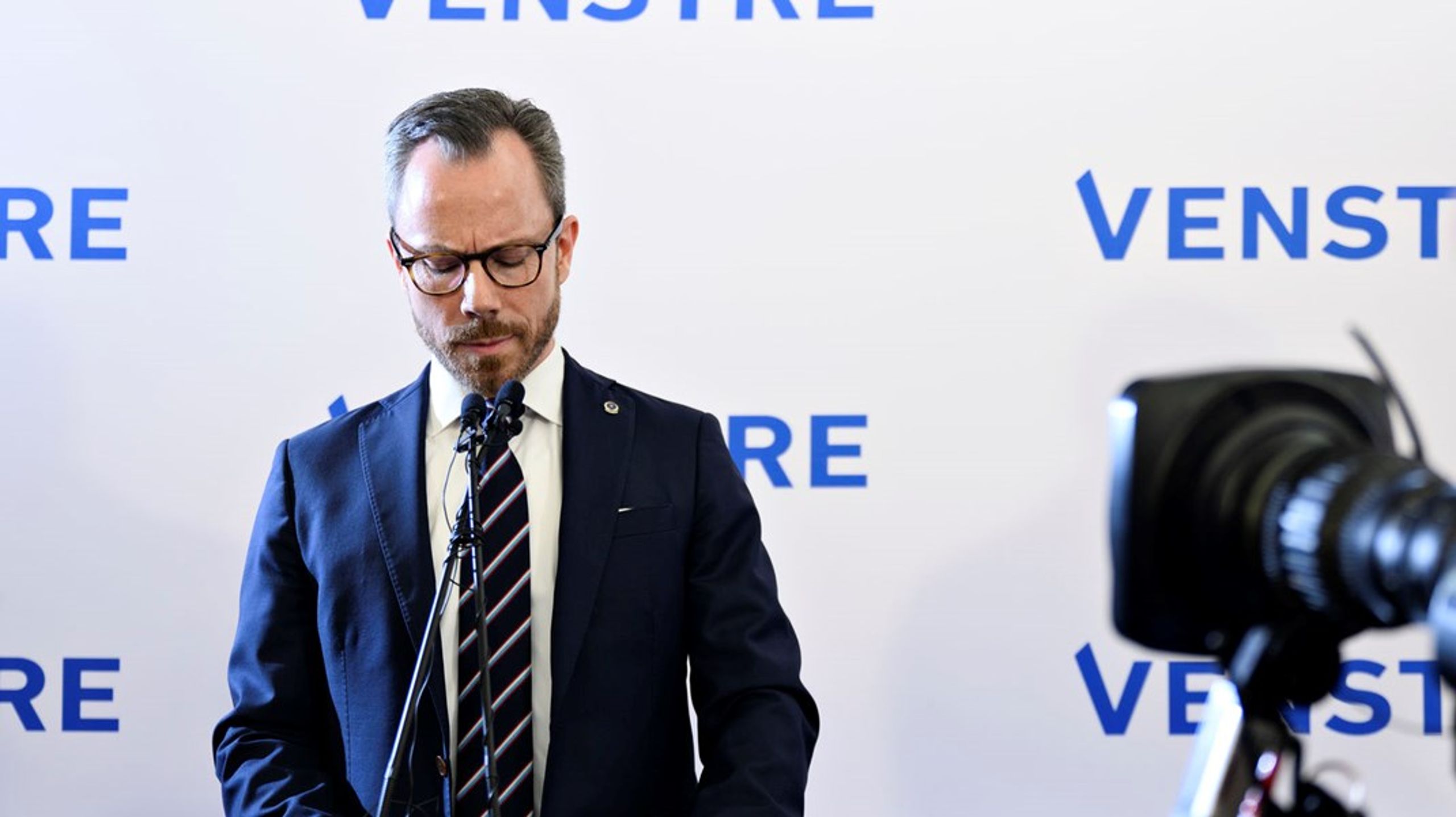 Hvis det viser sig, at Jakob&nbsp;Ellemann-Jensen helt bevidst har vildledt Folketinget, kan jeg ikke forestille mig, at han overlever, siger politisk kommentator Erik Holstein.