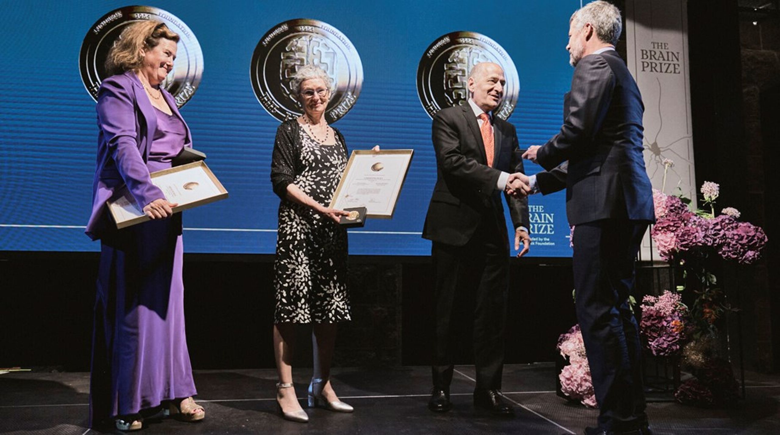 H.K.H. Kronprins Frederik overrækker 'The Brain Prize' til de tre&nbsp;vindere.&nbsp;