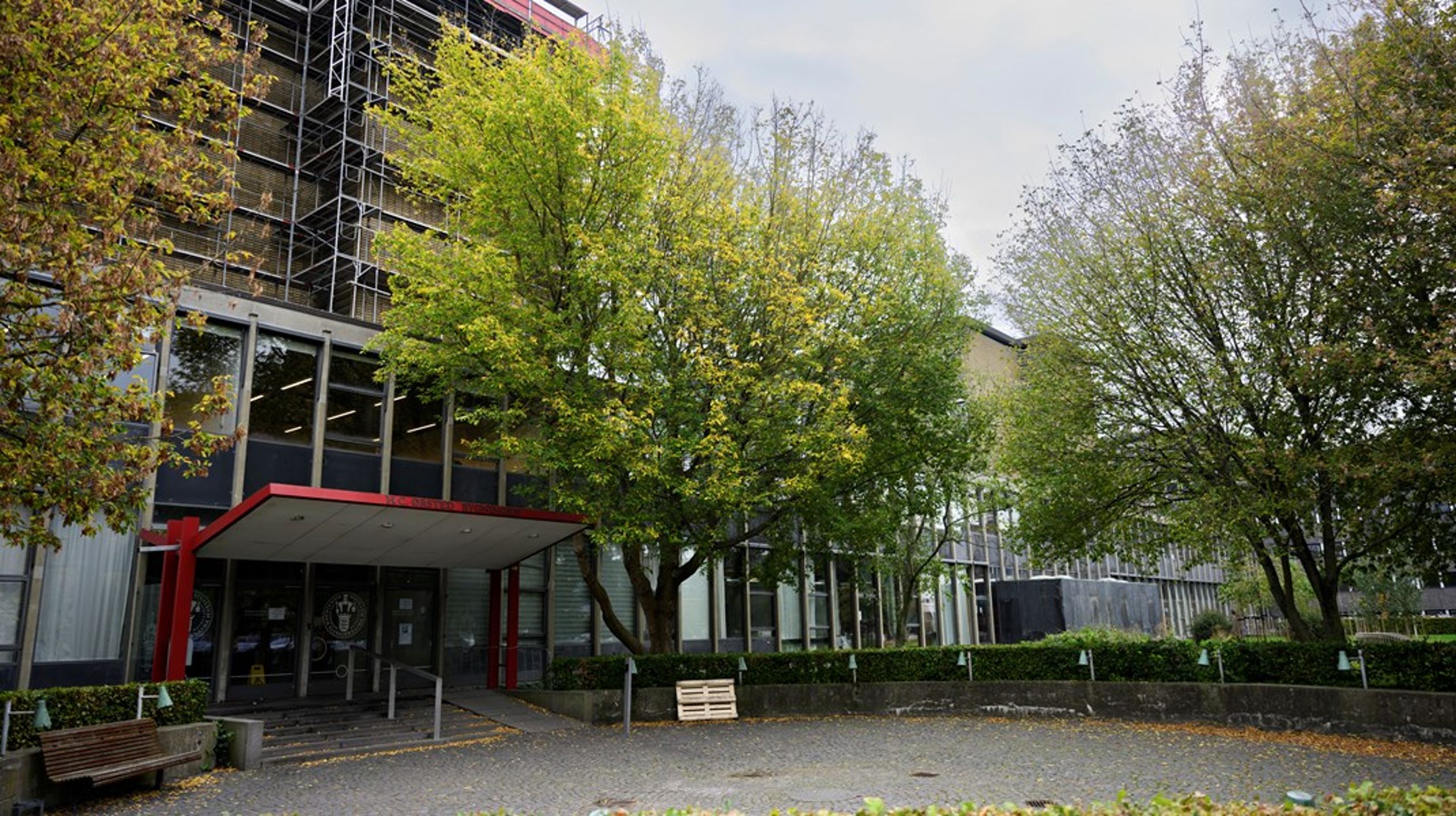 Jesper
Wengel er uddannet i kemi og biologi på Syddansk Universitet i 1988 og har været professor på Københavns Universitet siden 1996.&nbsp;