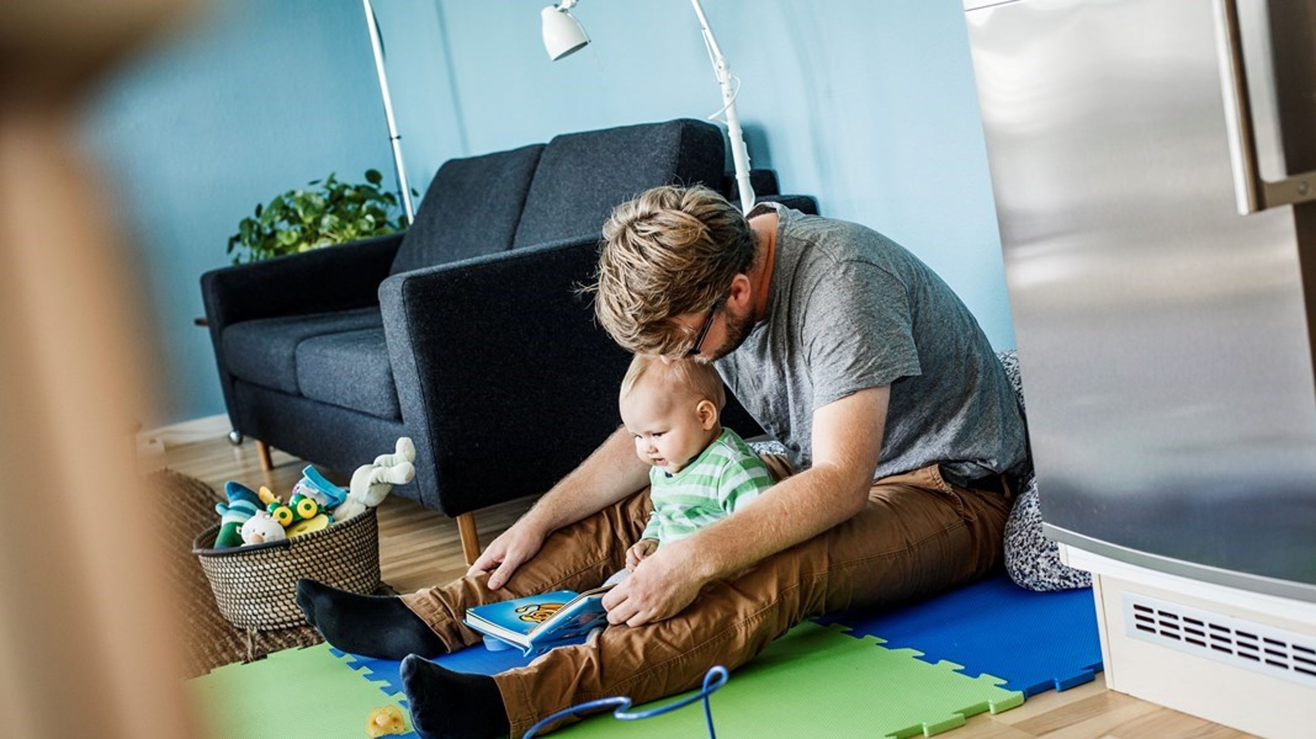 Mange mener, at&nbsp;far da bare kan komme på banen og tage mere barsel. Det gør mange fædre også. Men nogen gør ikke af mange forskellige grunde, skriver Jeppe Klenitz-Jakobsen.