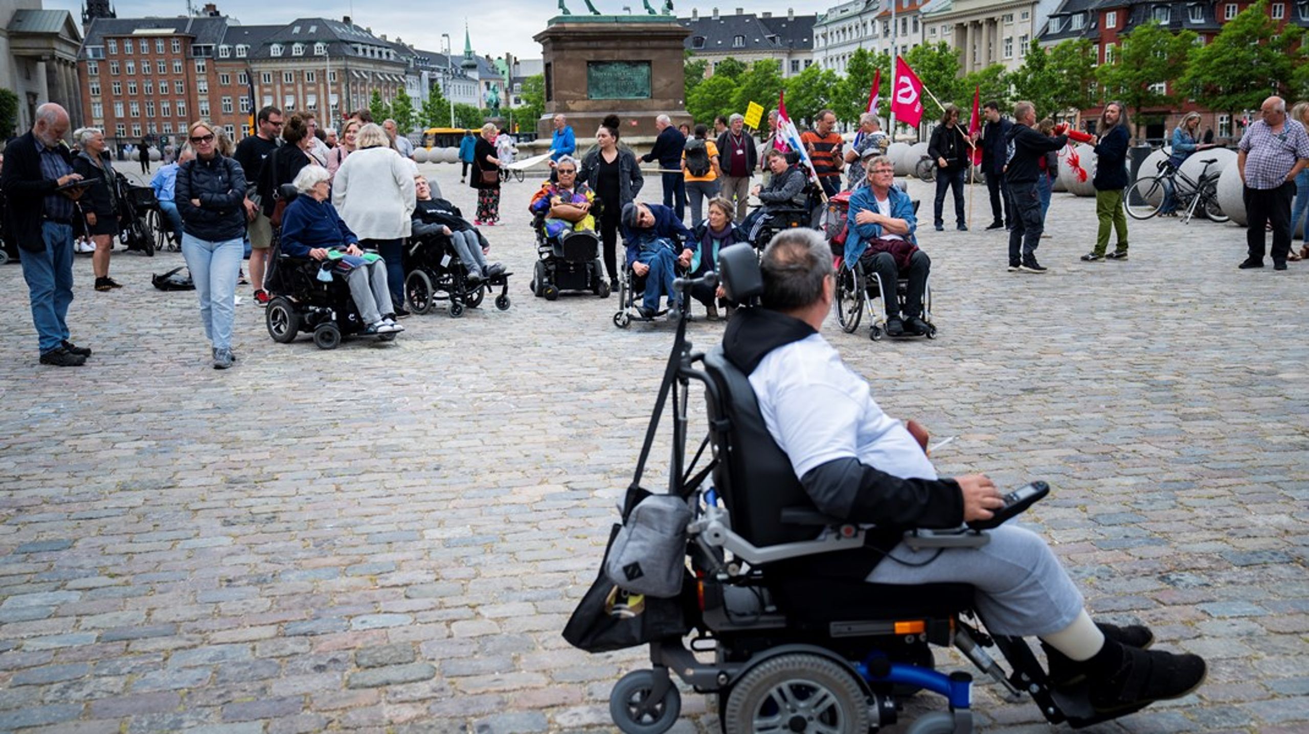 Hvis ikke kommunerne og handicaporganisationerne kan nærme sig hinanden i en god samtale, må staten rykke frem, skriver Willy Feddersen.&nbsp;