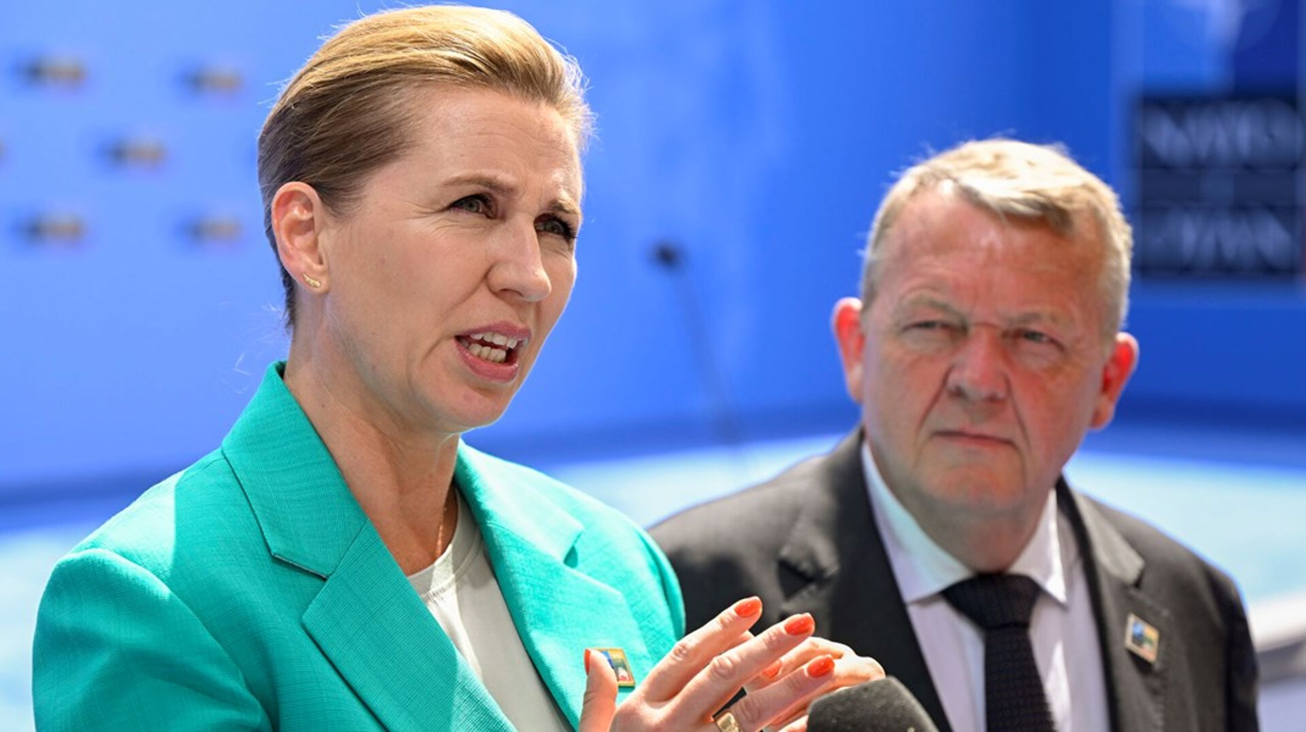 Statsminister Mette Frederiksen (S) og udenrigsminister Lars Løkke Rasmussen (M) ved ankomsten til Natos topmøde i Vilnius, Litauen.