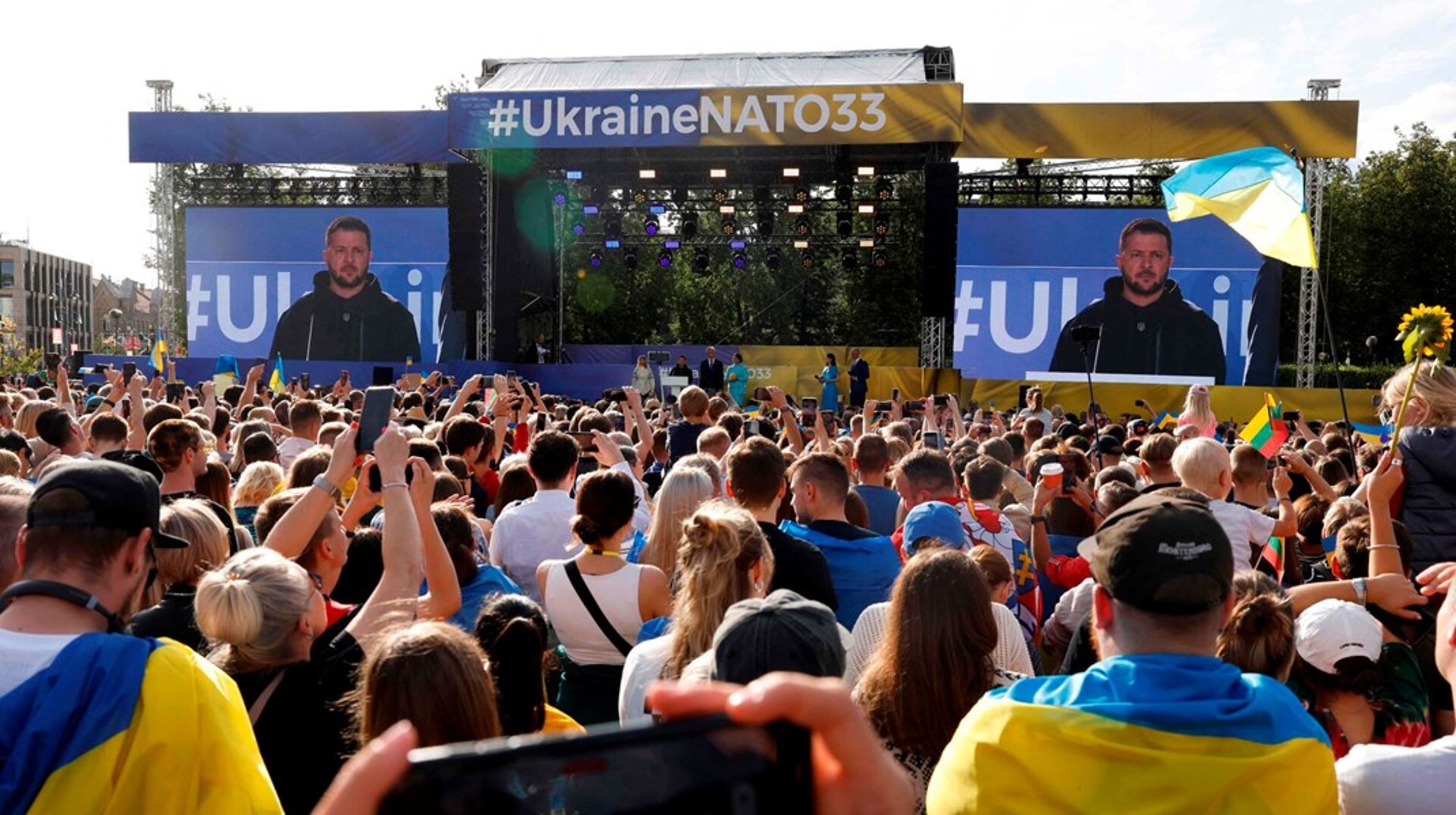 Mens Natos ledere drøftede Ukraines forhold til alliancen, holdt præsident Zelenskyj tale inde i det centrale Vilnius.