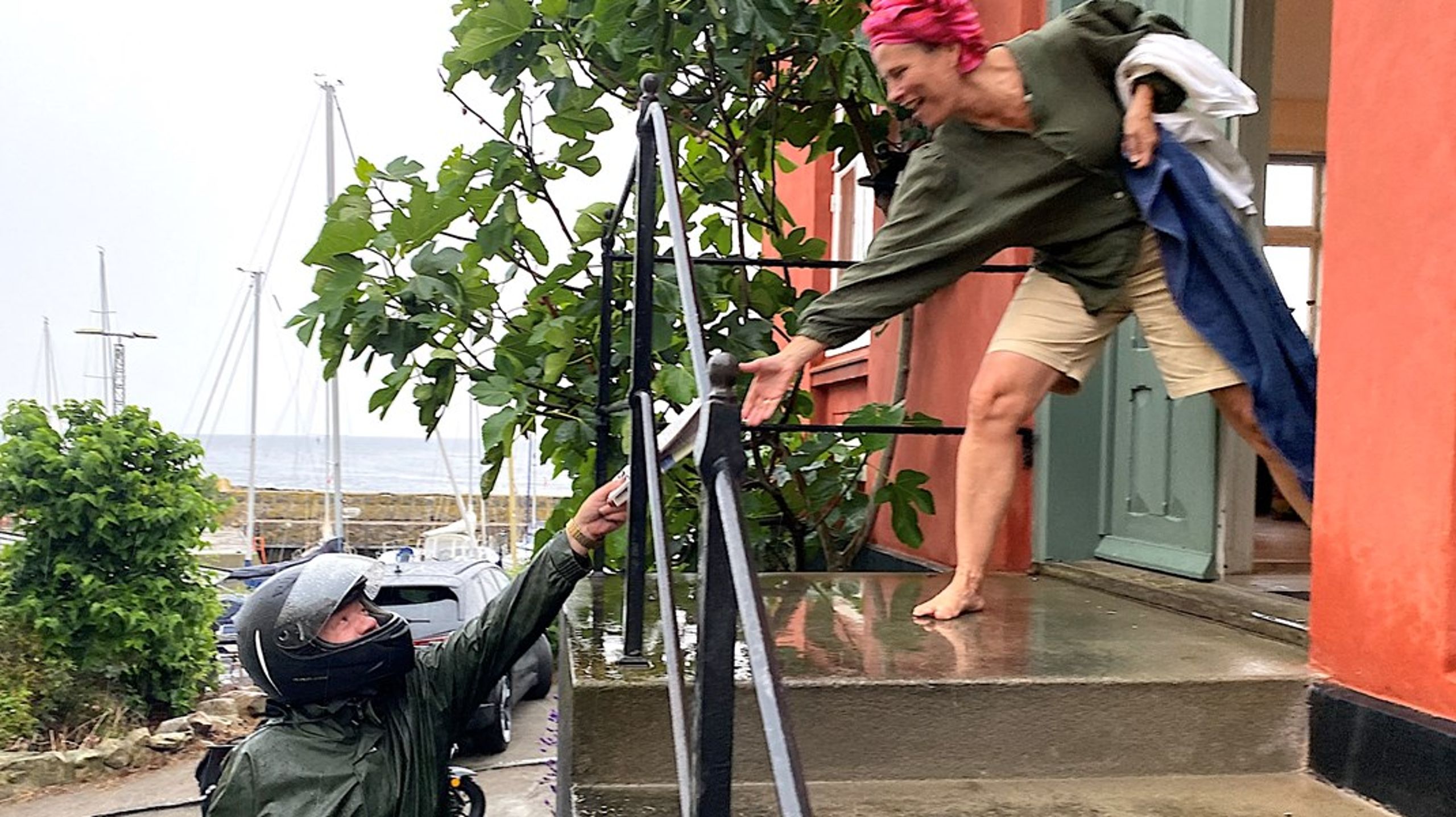 Avisen skal ud -&nbsp;koste hvad det vil i dyrt papir, dyr distribution ... og sommerregn. Tak for den. Man bliver altid klogere og beriget af at læse avis.