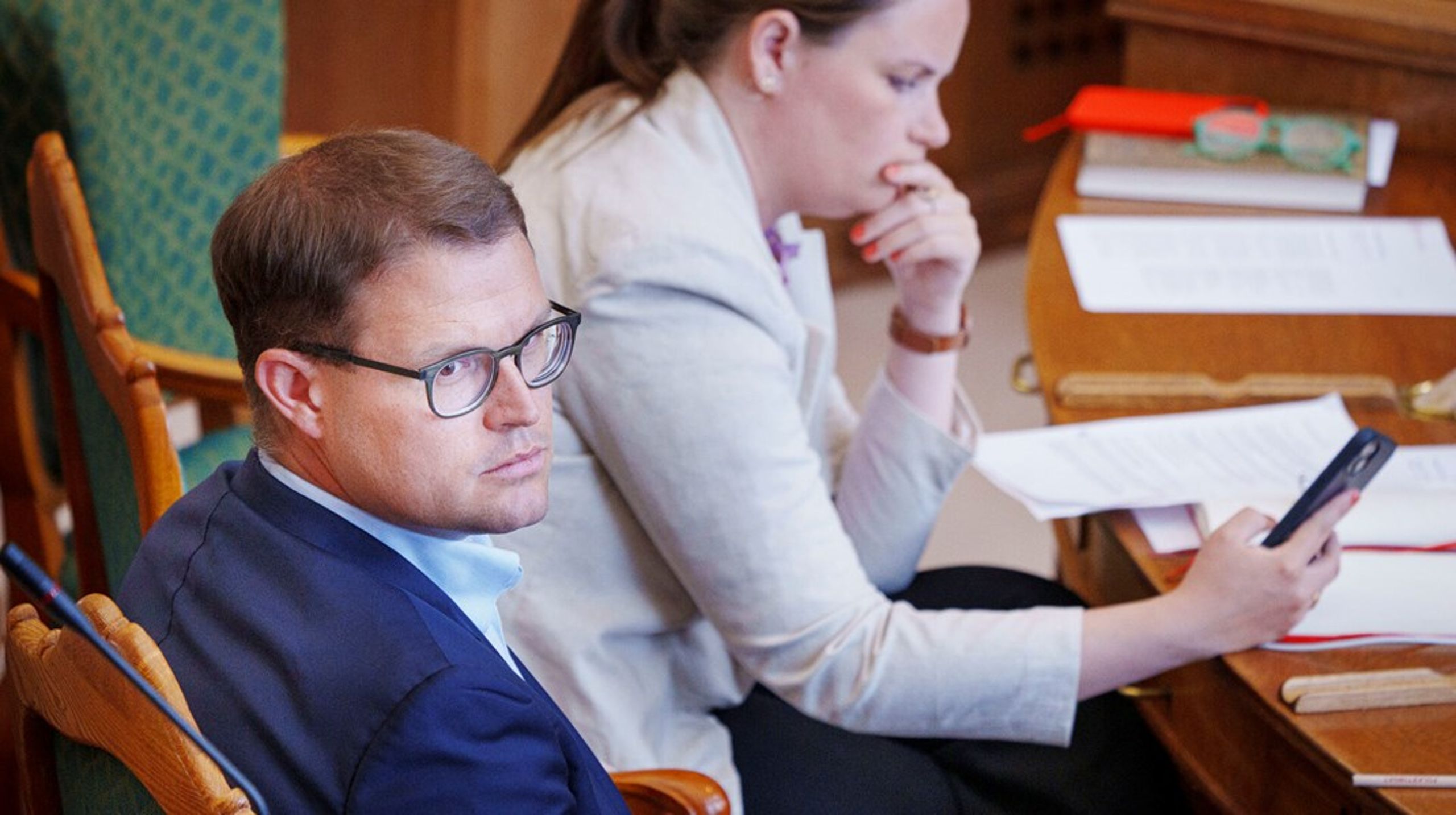 Socialdemokratiets politiske ordfører er klar til at basere finansiering af ældrepleje på obligatoriske opsparinger. Enhedslisten og andre advarer om bovskud mod universel velfærd.<br>