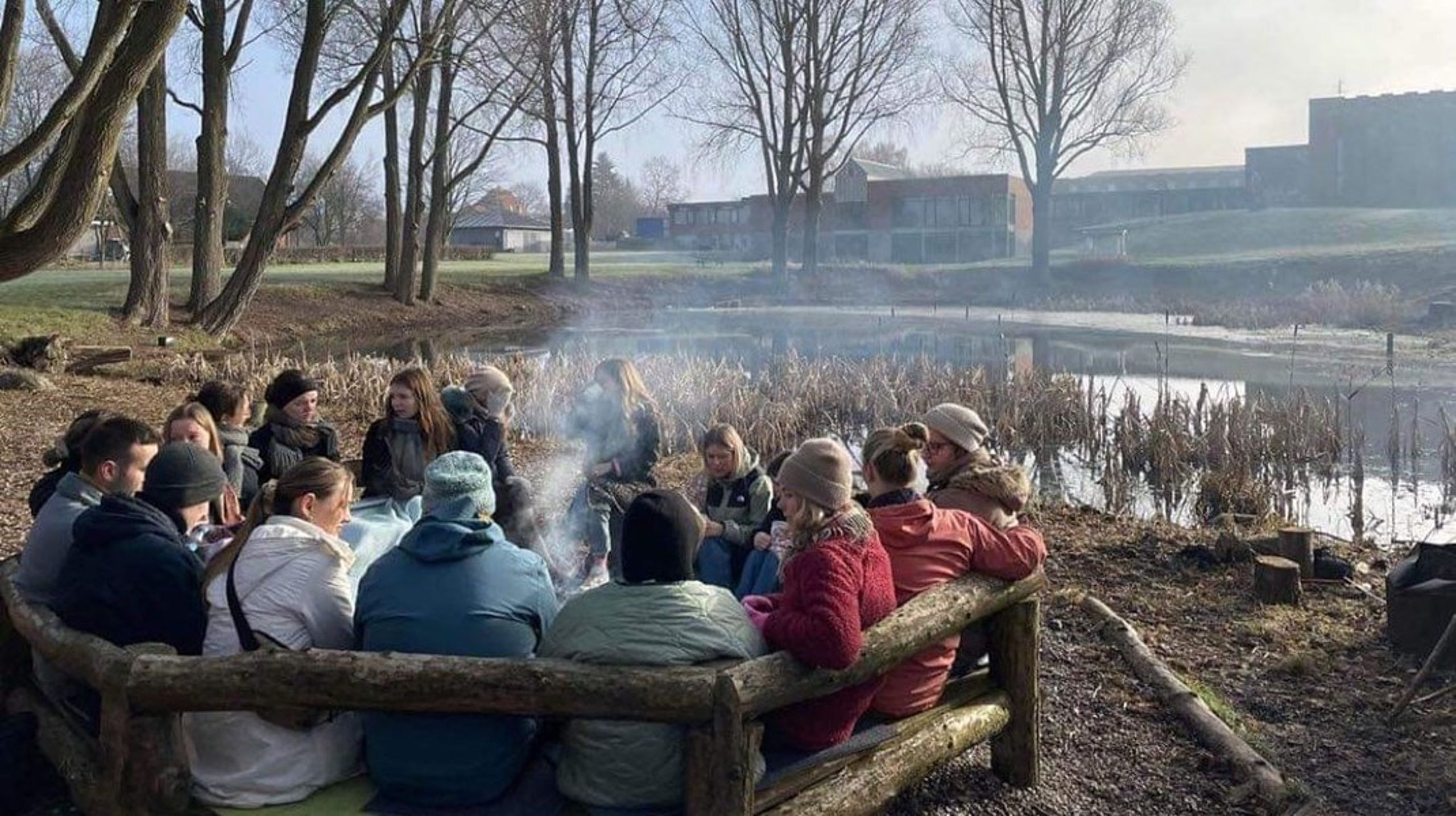 Uddannelsen i kristendom, kultur og kommunikation - 3K - giver en bred vifte af kompetencer, som kan bruges i hele civilsamfundet. Og det skal fremover være tydeligere i uddannelsens markedsføring.&nbsp;Her ses 6.semester-studerende på 3K, som undervises i valgfaget ’æstetiske læreprocesser’ om uderummet som læringsmiljø.