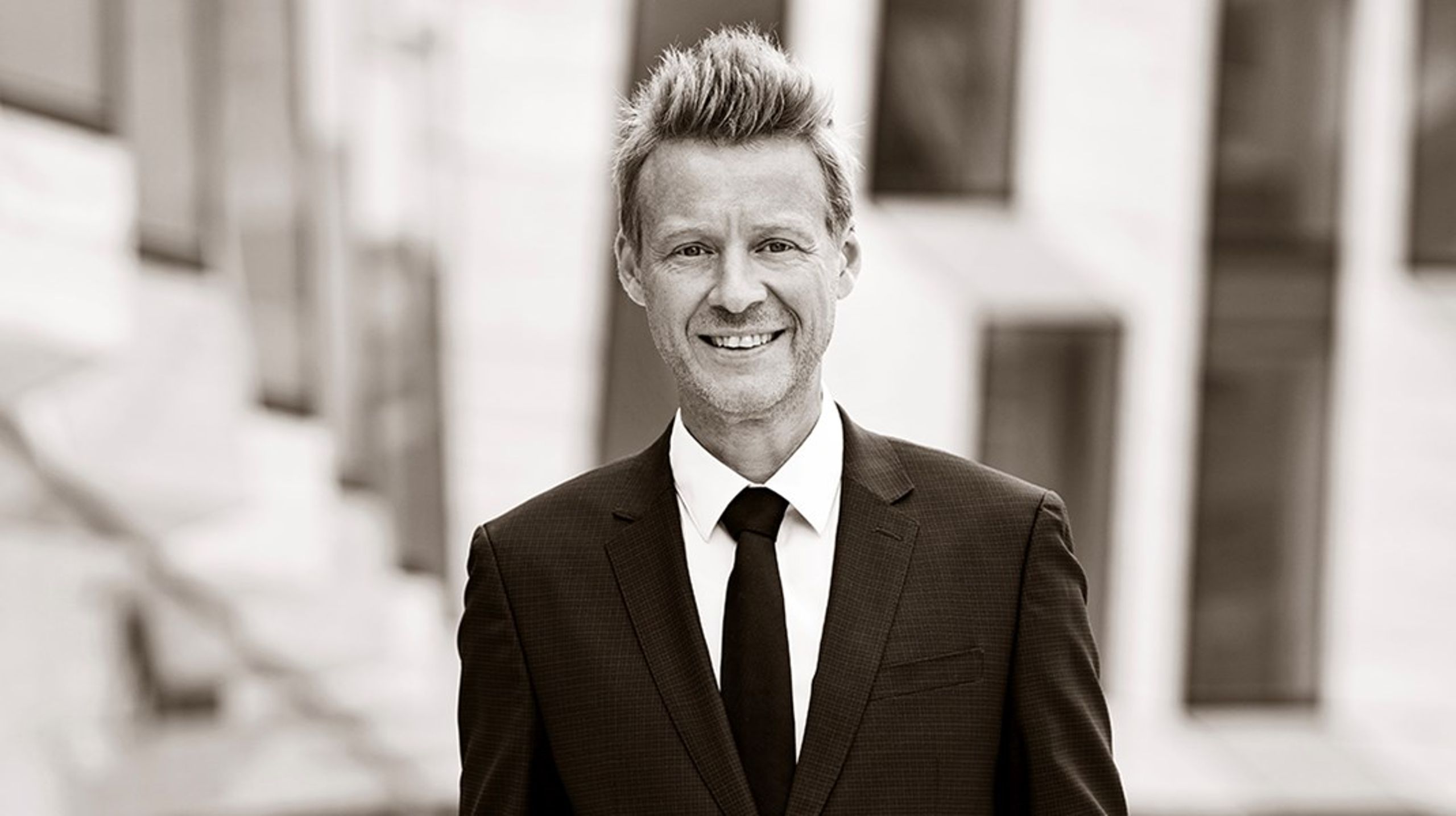 Forsvarsministeriets koncerndirektør, Anders Bager Jensen, har søgt nye græsgange hos advokatfirmaet Horten, hvor han starter som direktør.