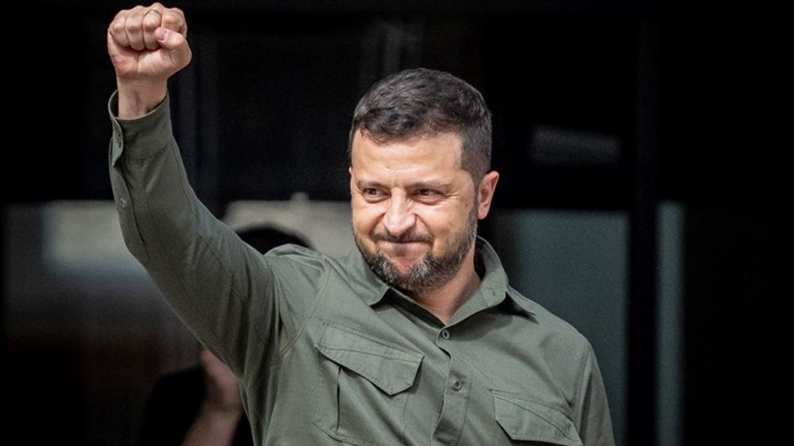 På vej tilbage op ad hovedindgangens trapper, pegede&nbsp;Zelenskyj op&nbsp;på det ukrainske flag, der var blevet hejst i anledningen, og knyttede hånden som et symbol for sejr. &nbsp;