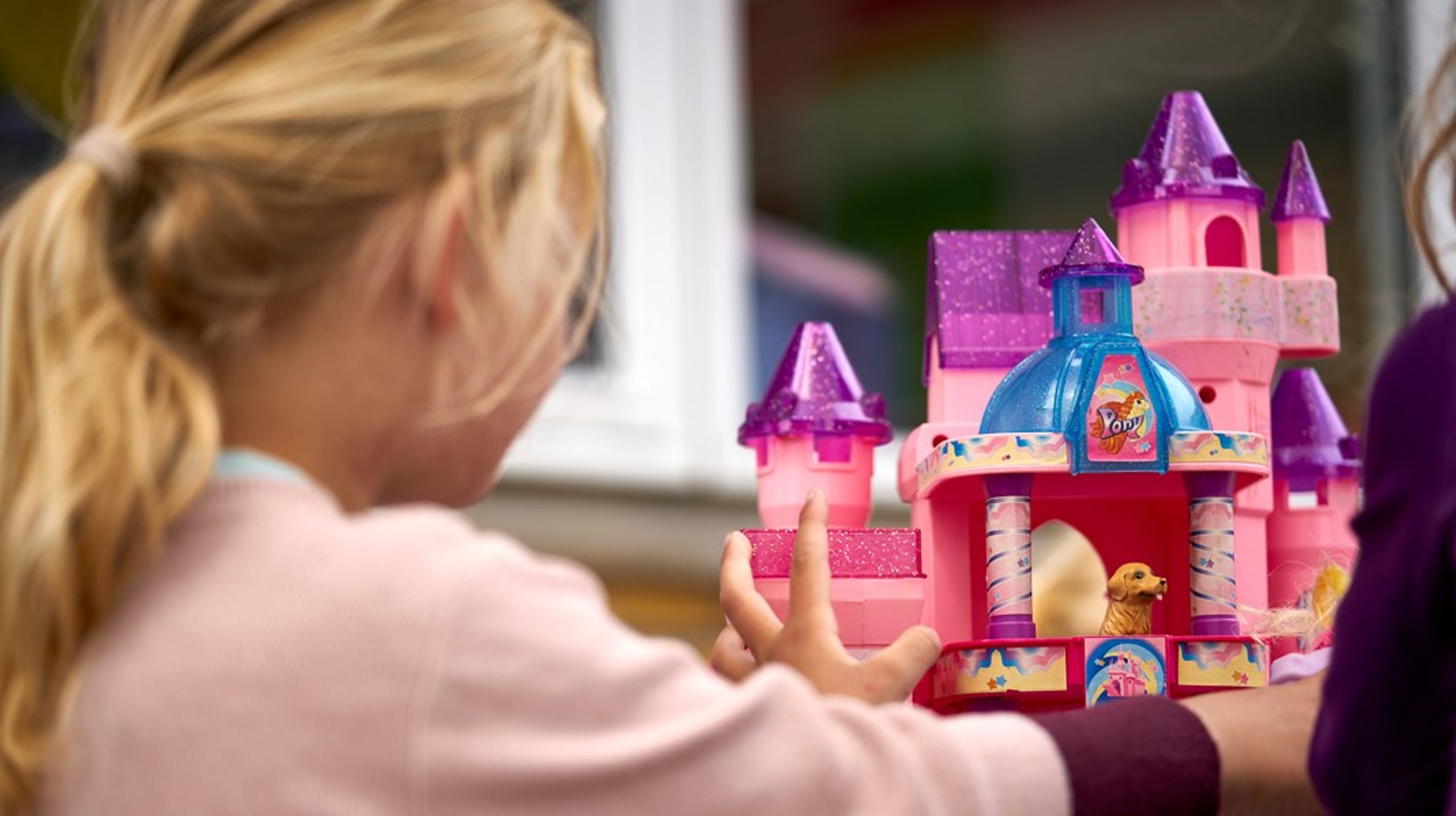 Børn i mange fattige familier må undvære helt basale ting for et godt børneliv.&nbsp;At spise frugt og grøntsager hver dag. At invitere venner med hjem til at spise og overnatte. Eller at tage med klassekammeraterne med i biografen.