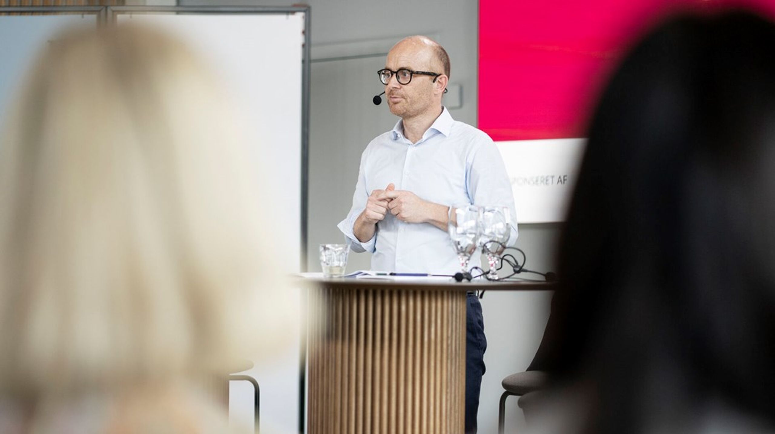 Danskernes velstand vokser hurtigere end den offentlige velfærd kan følge med. Ifølge Finansministeriets tidligere departementschef Martin Præstegaard er det en grundudfordring for den danske velfærdsmodel.<br>