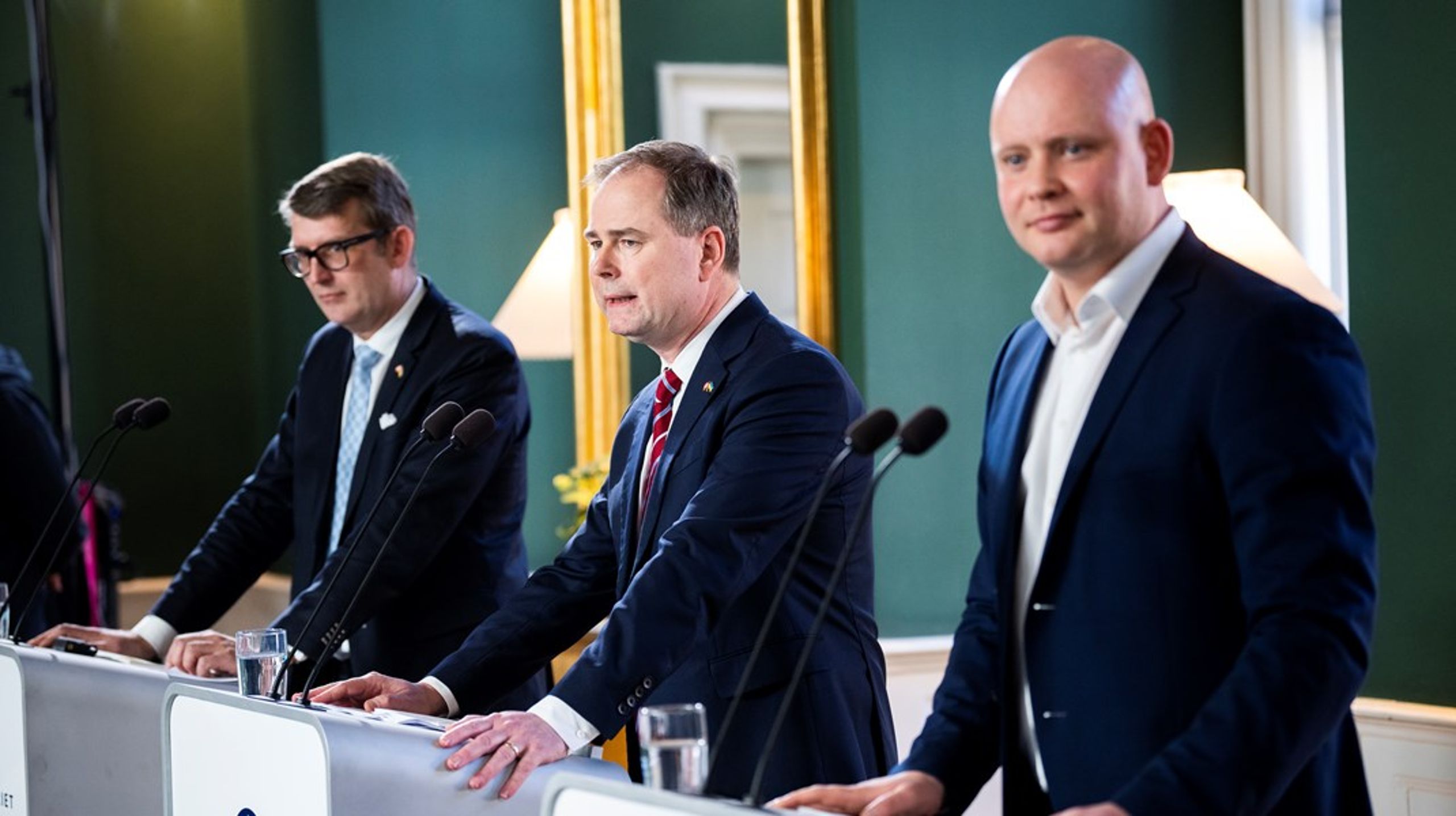 "Finanslovsforslaget skal bruges til at understøtte SVM-regeringens genstart efter den miserable start," vurderer Altingets politiske kommentator, Erik Holstein.