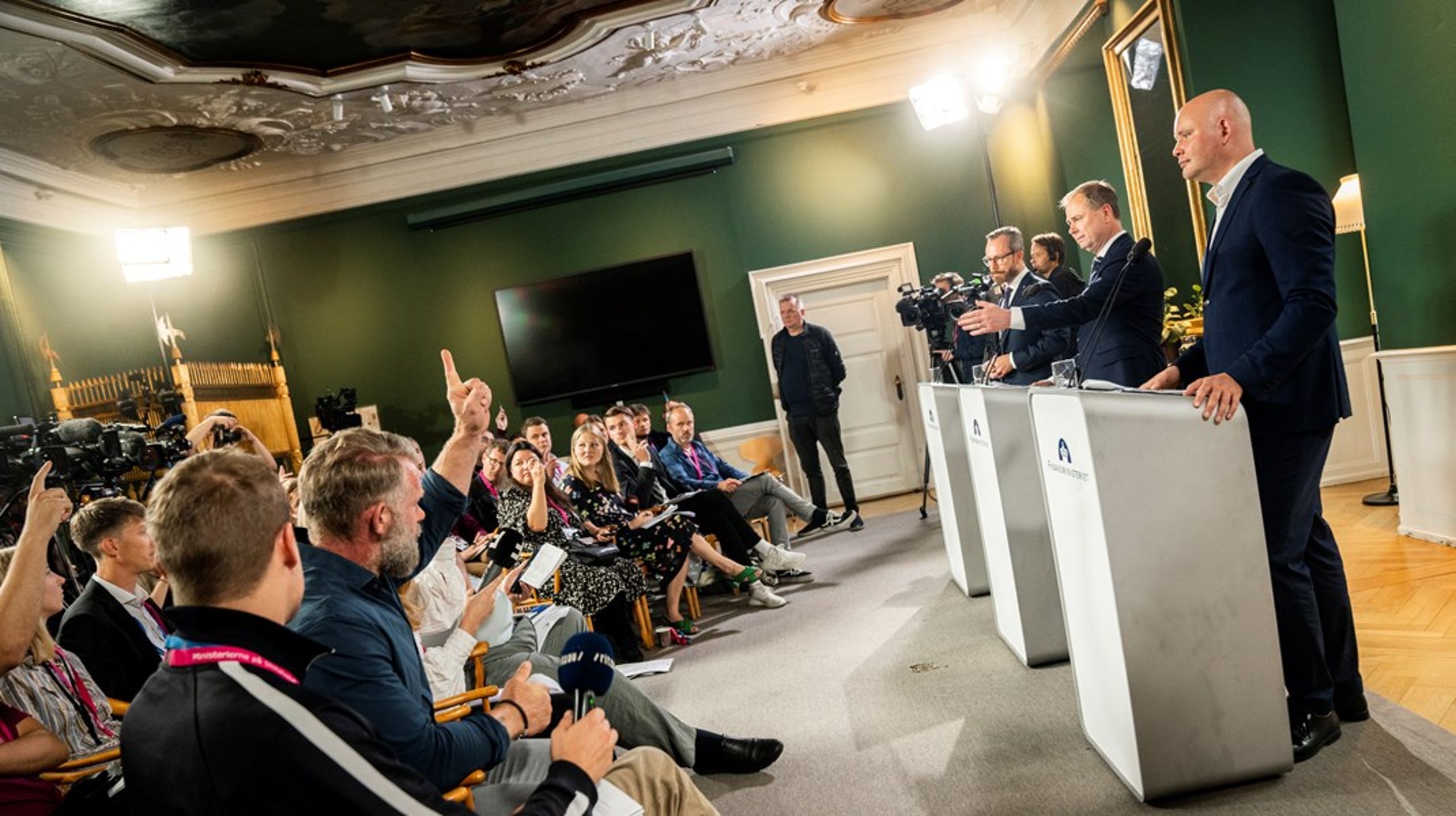 Finansminister Nicolai Wammen, der var flankeret af økonomiminister Jakob Ellemann-Jensen og kulturminister Jakob Engel-Schmidt,&nbsp;præsenterede i løbet af ugen regeringens finanslovsforslag for 2024. Men hvor godt kender du den aktuelle finanslov, og hvad er dit historiske kendskab til Finansministeriet? Test dig selv med Altingets quiz.&nbsp;