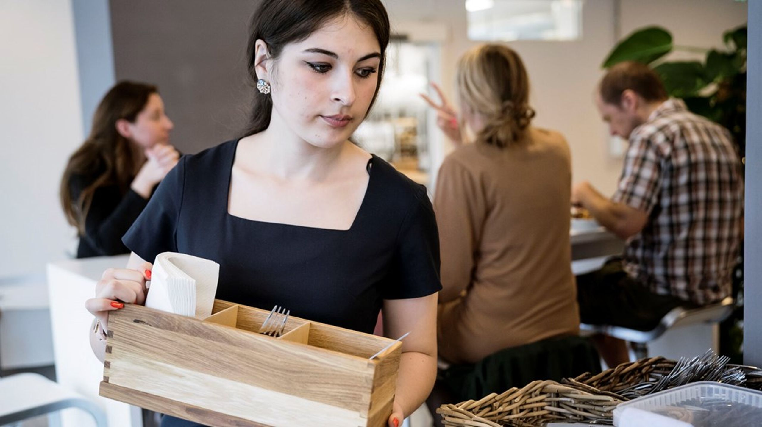 De ukrainske flygtninge er primært beskæftiget med rengøring og service, herunder på hoteller. Her ses en ukrainsk flygtning ansat hos ISS.&nbsp;