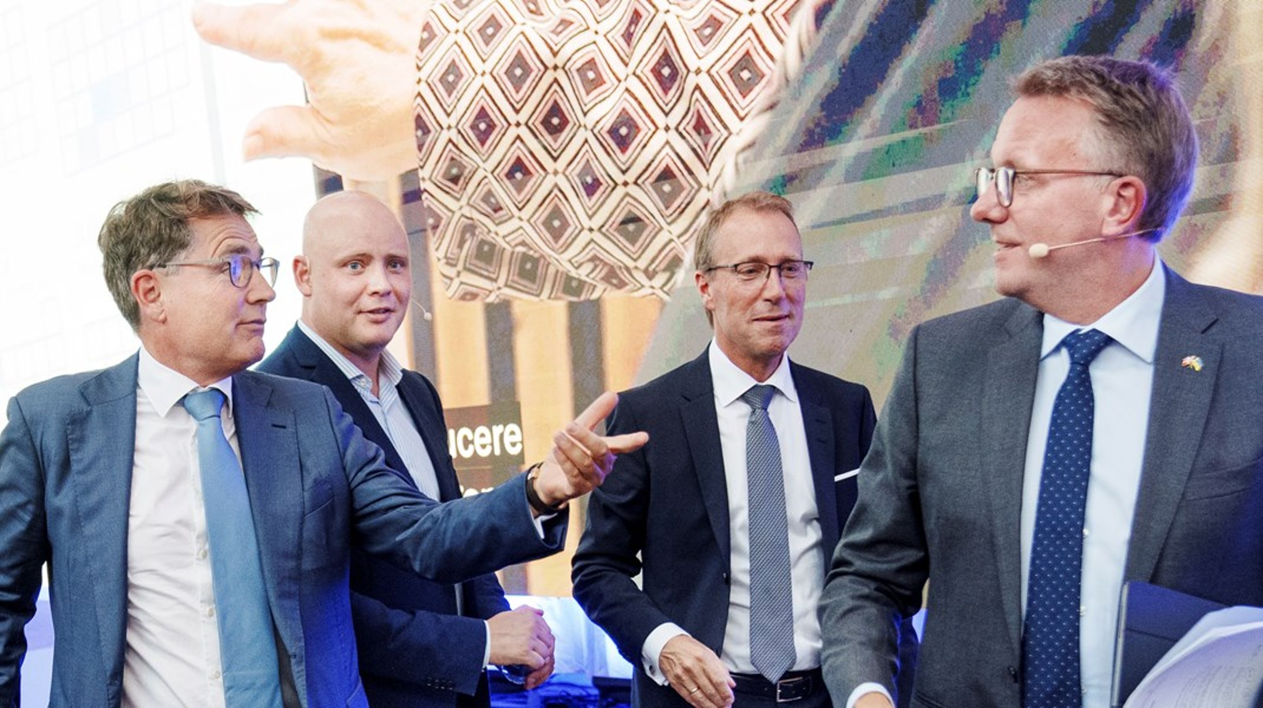 Brian Mikkelsen, administrerende direktør i Dansk Erhverv,&nbsp;(t.v.), Moderaternes kulturminister, Jakob Engel-Schmidt, (m.f.) og den socialdemokratiske erhvervsminister Morten Bødskov (t.h.) før partilederdebatten på Dansk Erhvervs årsdag.
