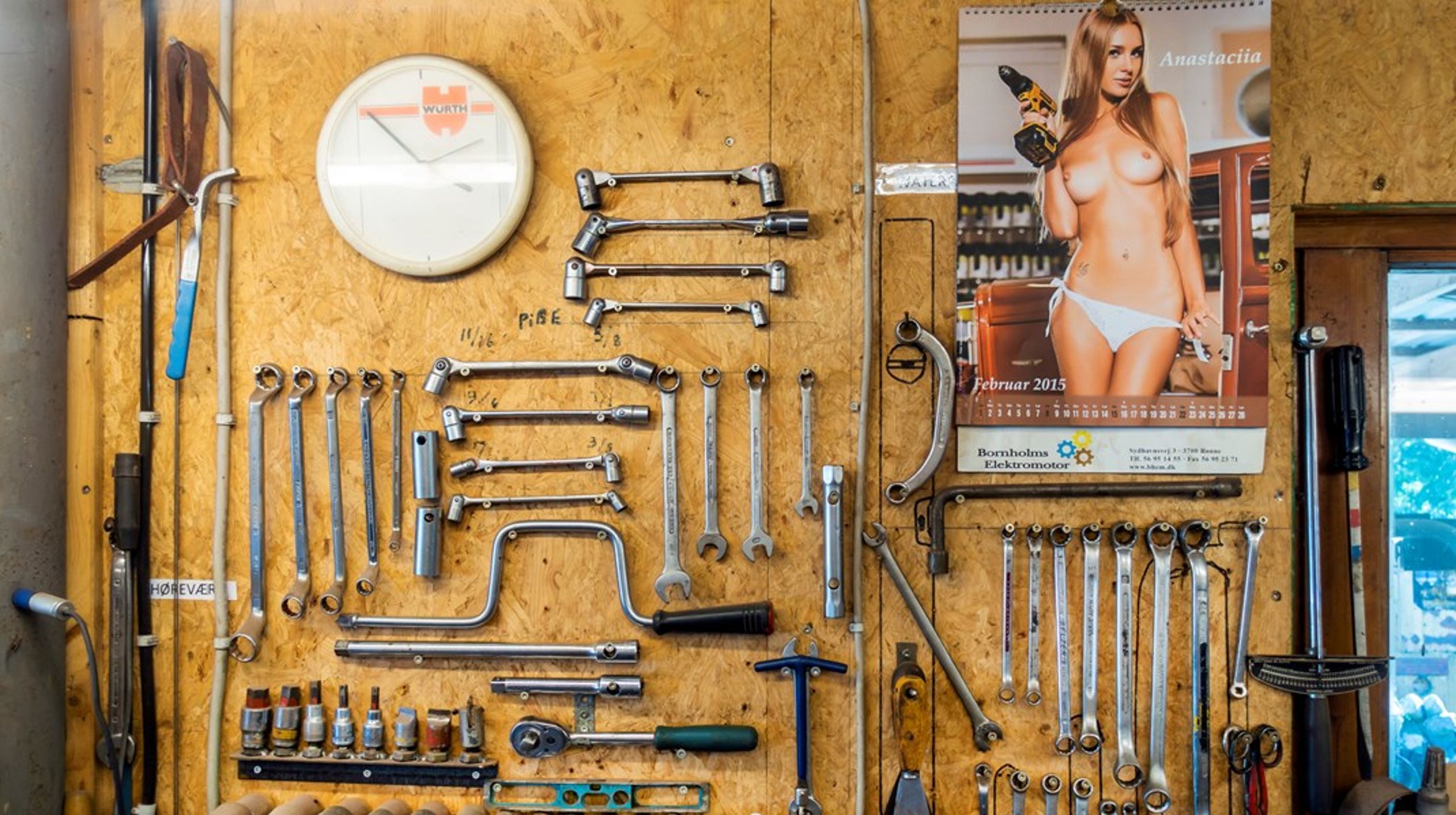 Nøgenkalendere på arbejdspladser er en del af en kultur, der får kvinder til at vælge hele fag fra, fordi de fornemmer, at de ikke er velkomne eller blive respekteret, skriver Rikke Viemose.