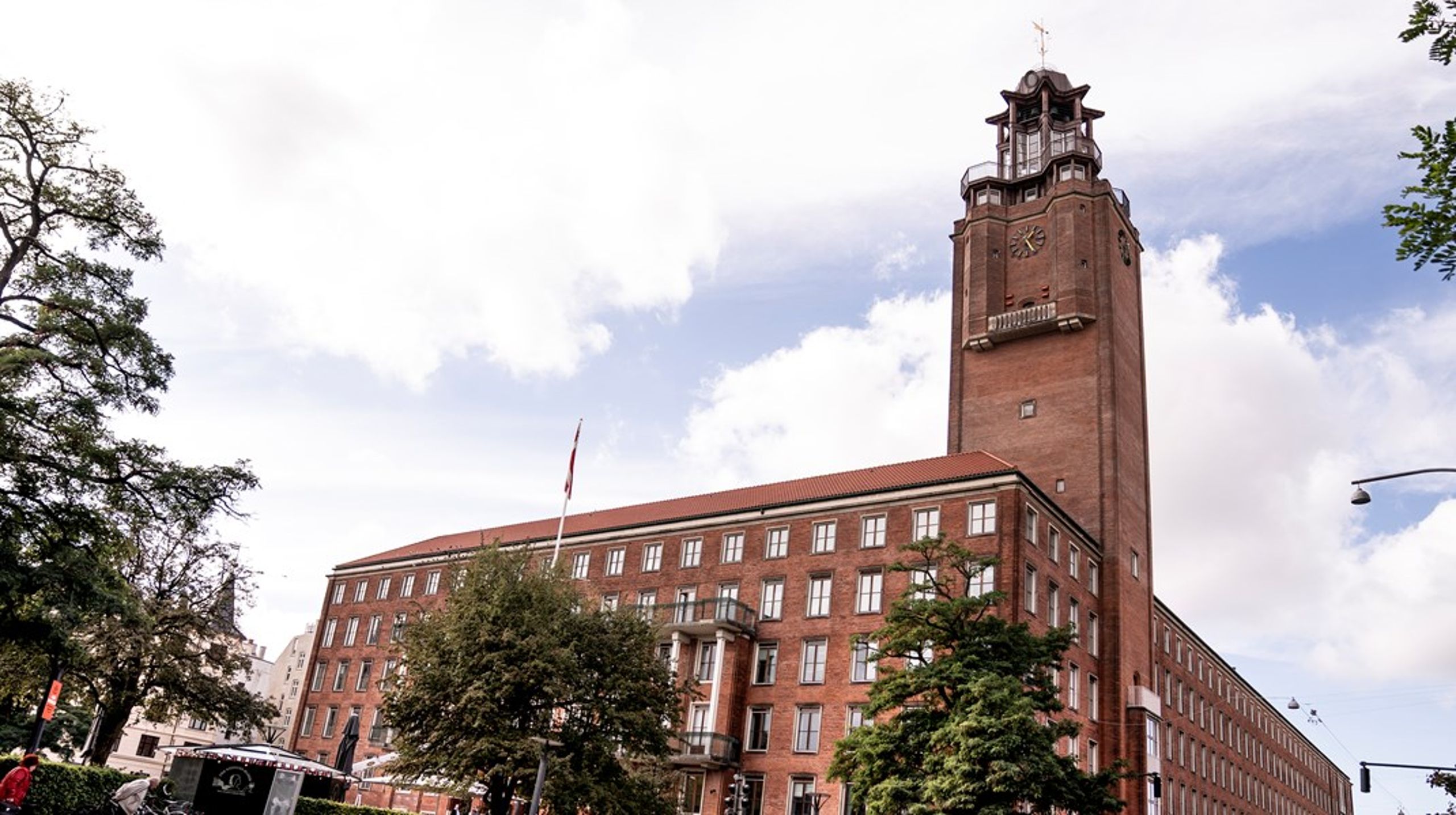 Frederiksberg Kommune er blevet udsat for "uventede og pludselige eksterne økonomiske chok", som nu resulterer i besparelser på velfærd og en skattestigning.