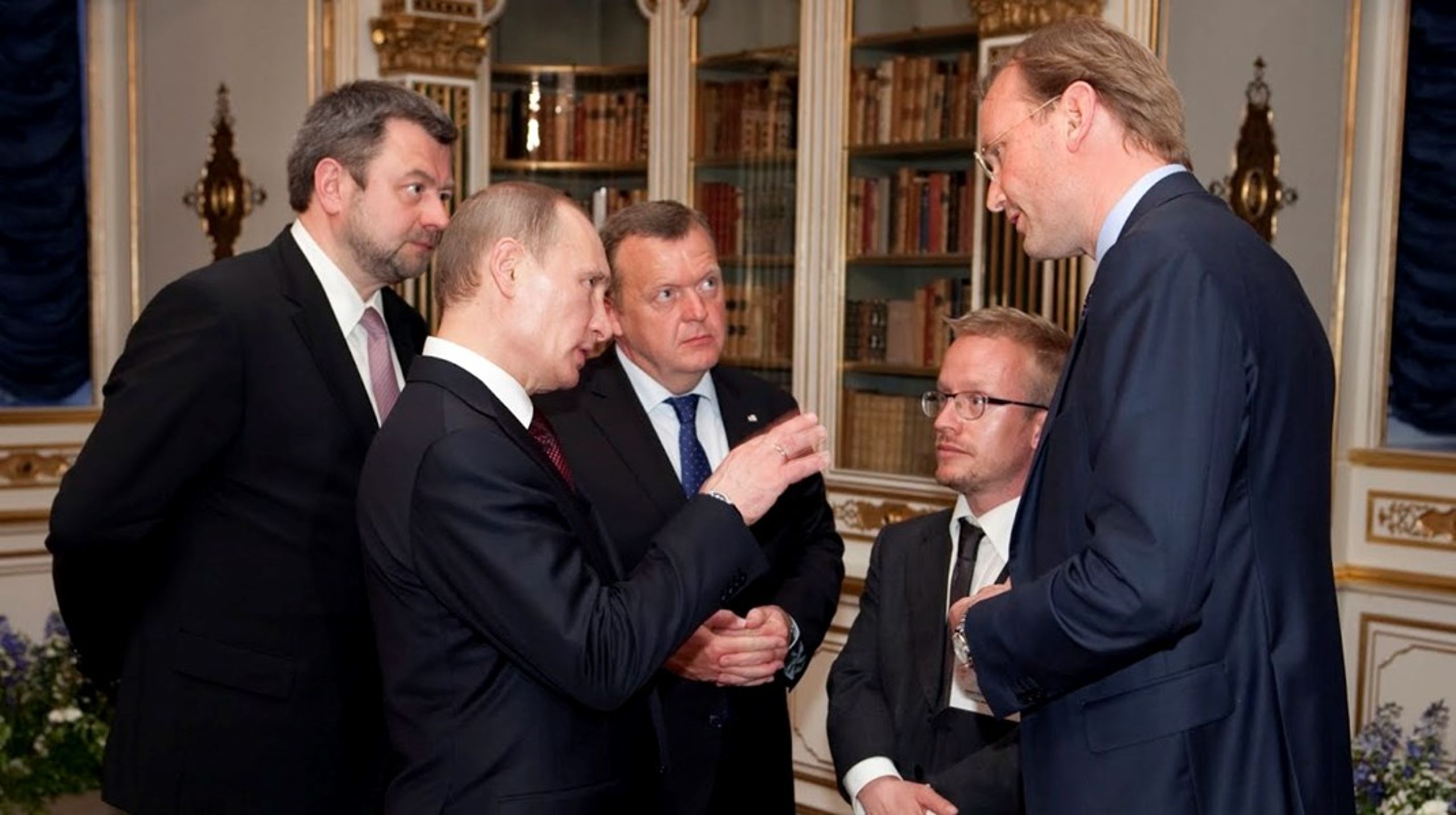 Niels Smedegaard har tidligere haft billedet af sit møde med Vladimir Putin stående på sit kontor. "Det har mine børn taget ned med ordene 'det er nogle, dårlige venner du har,'" siger han og tilføjer:&nbsp;"Det billede er destrueret, men jeg har det stadig elektronisk på min computer."