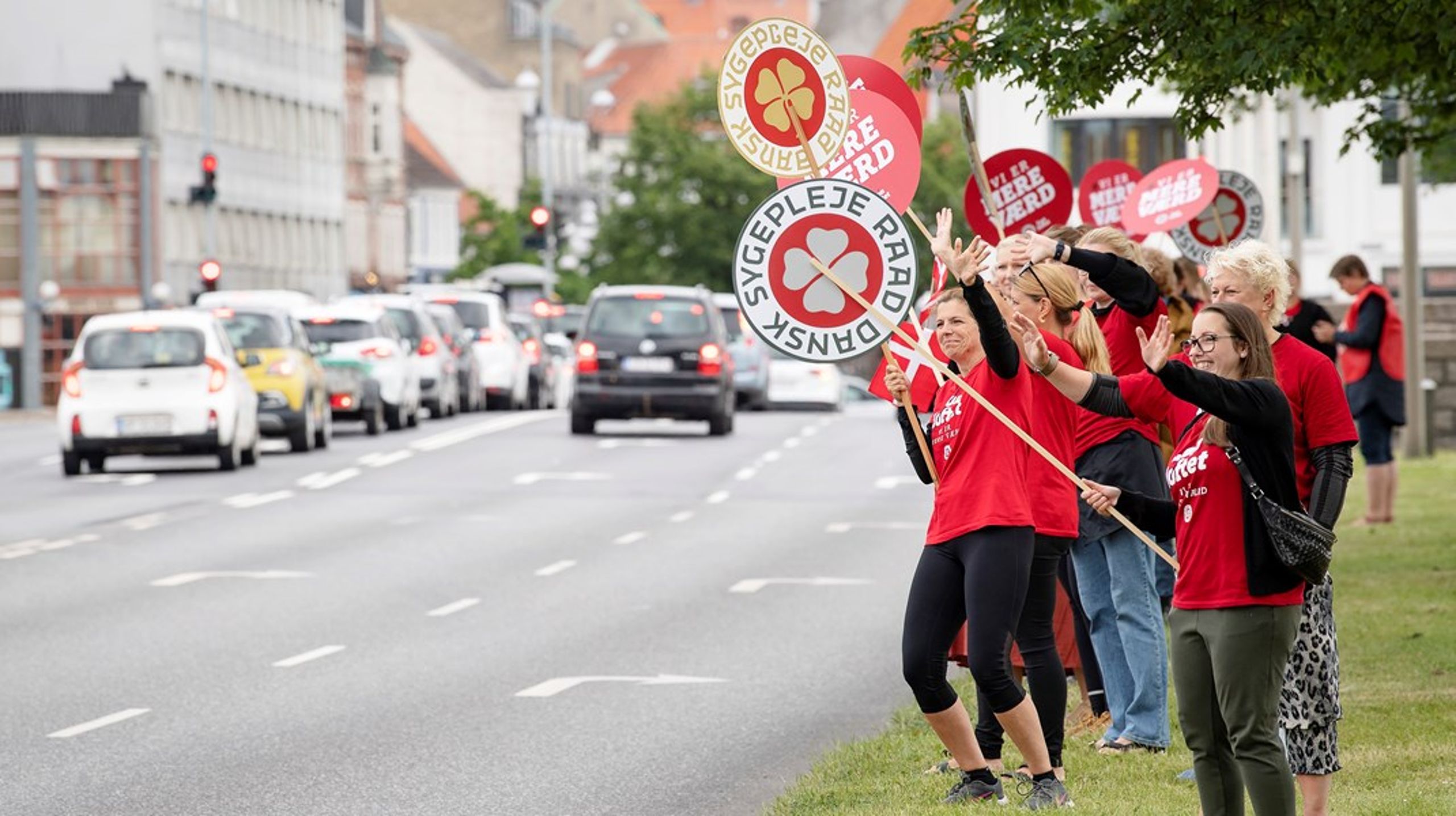 Sygeplejerskerne fik sat løn på dagsordenen med konflikten i 2021, men trepartsforhandlingerne om et ekstra lønløft kommer også med skarpe modkrav fra de offentlige arbejdsgivere.&nbsp;