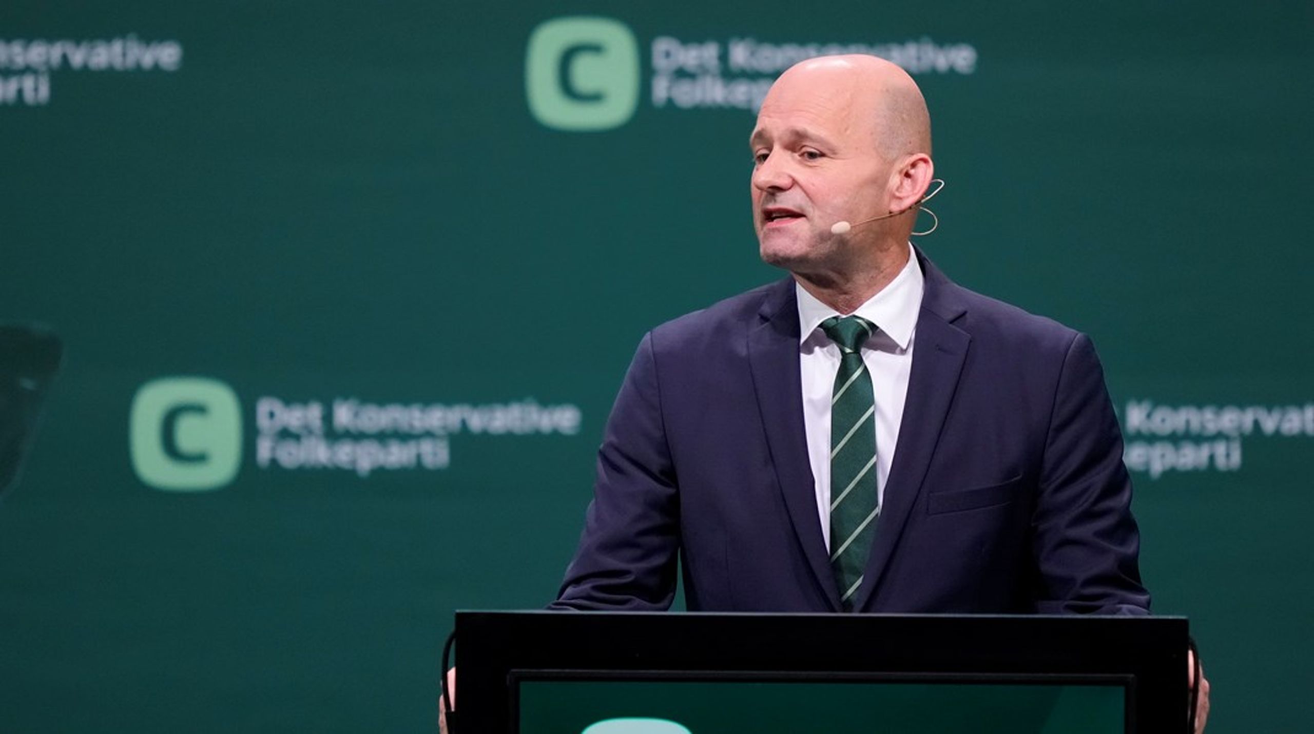 "Vi melder fra til festen dagen inden, fordi det er let via Facebook. Vi træner alene i stedet for at gå til holdsport, fordi det passer bedre i vores egen kalender. Og vi får færre børn, end vi gjorde før," sagde K-formanden i sin tale.