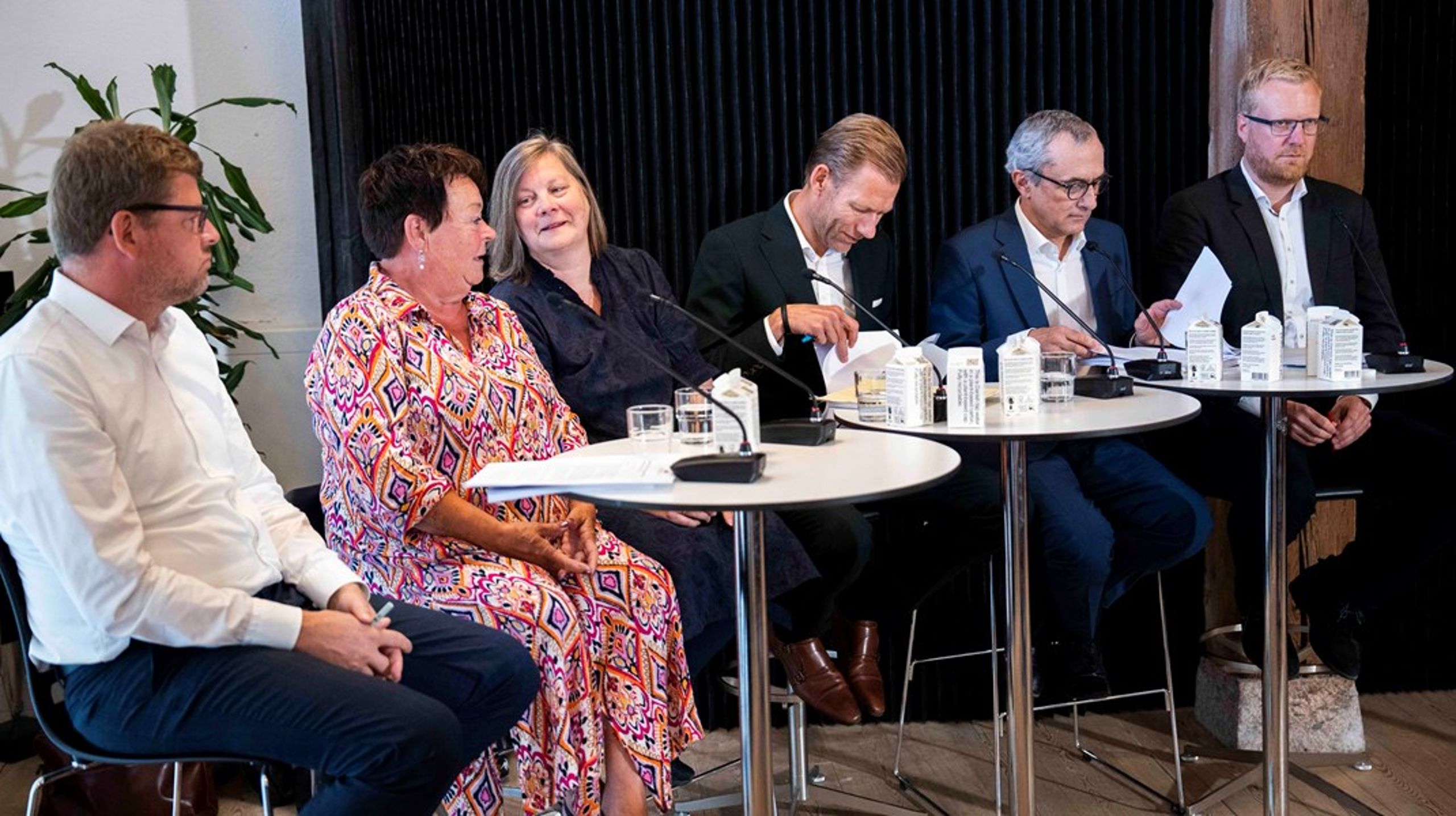 Både de store faggrupper i det offentlige, samt politikere fra kommuner og regioner mødes i dag til første sættemøde med regeringen om fordelingen af de tre milliarder. Mange af dem var også medlemmer af Lønstrukturkomitéen, som blev fremlagt i forsommeren med blandt andet FH-formand Morten Skov (th.), Akademiker-formand Lisbeth Lintz, KL-forhandler Michael Ziegler (K), Heino Knudsen fra Danske Regioner (S) og FOA-formand Mona Striib.&nbsp;&nbsp;&nbsp;