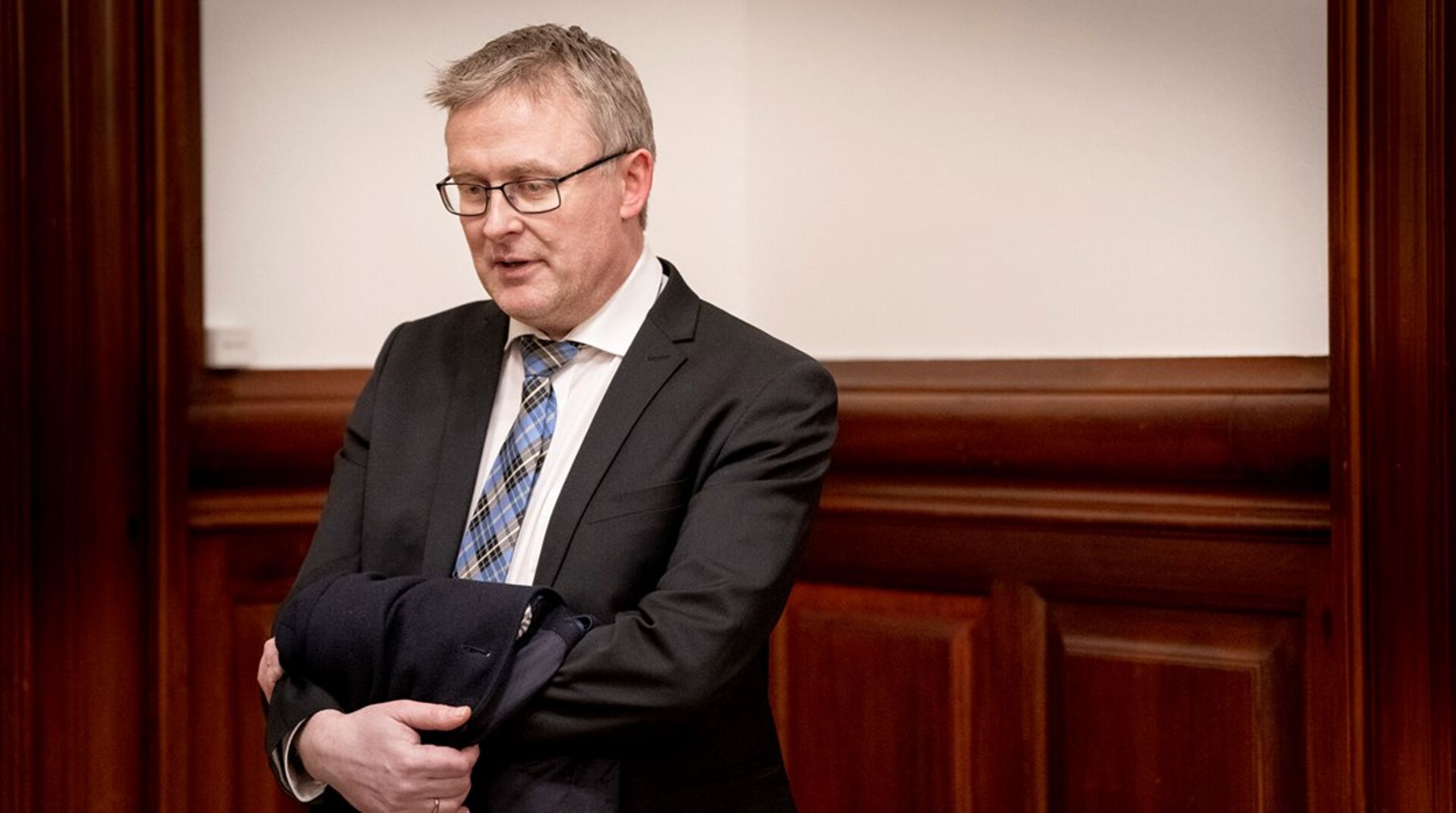 Regeringen skal tage en større del af ansvaret for kampen mod madspild, skriver fødevareminister Jacob Jensen (V) sammen med&nbsp;direktør i FødevareBanken&nbsp;Lea Gry von Cotta Schønberg.