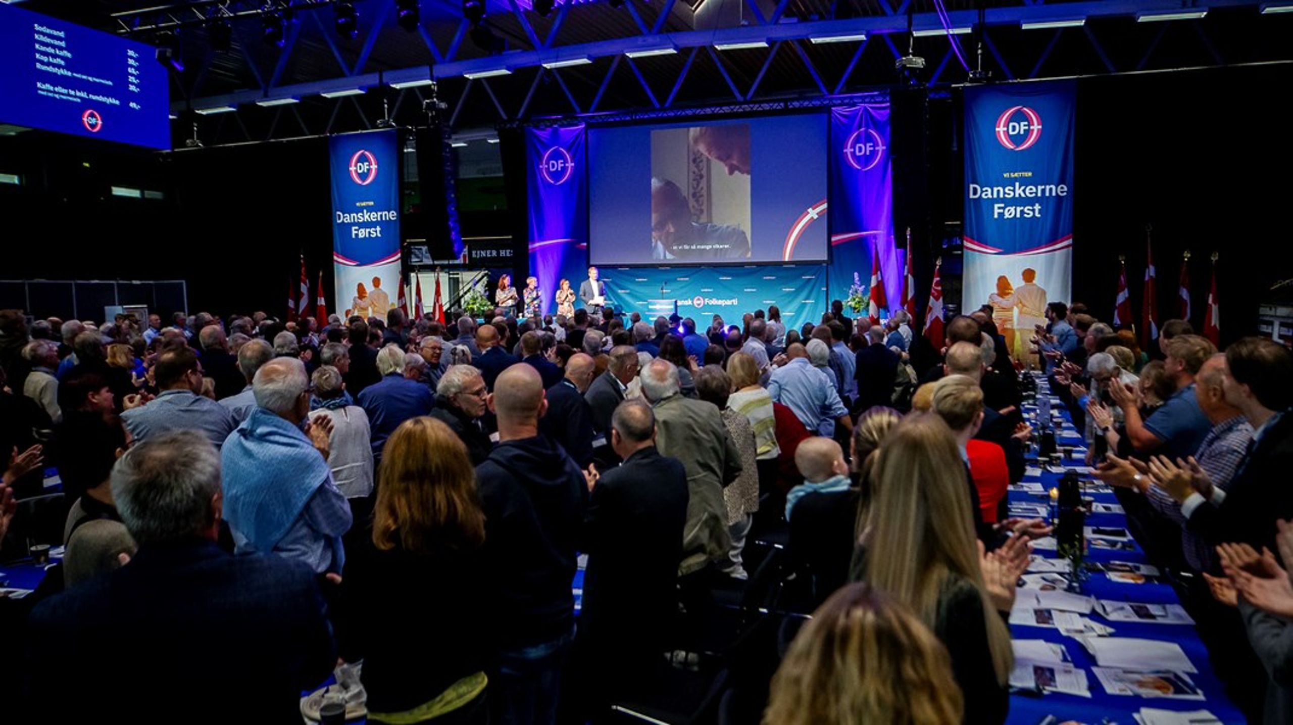 Venstres indtræden i SVM-regeringen har fragmenteret blå blok. Men Dansk Folkeparti forholder sig loyalt til blokken og har slået ind på en mere blå kurs.
