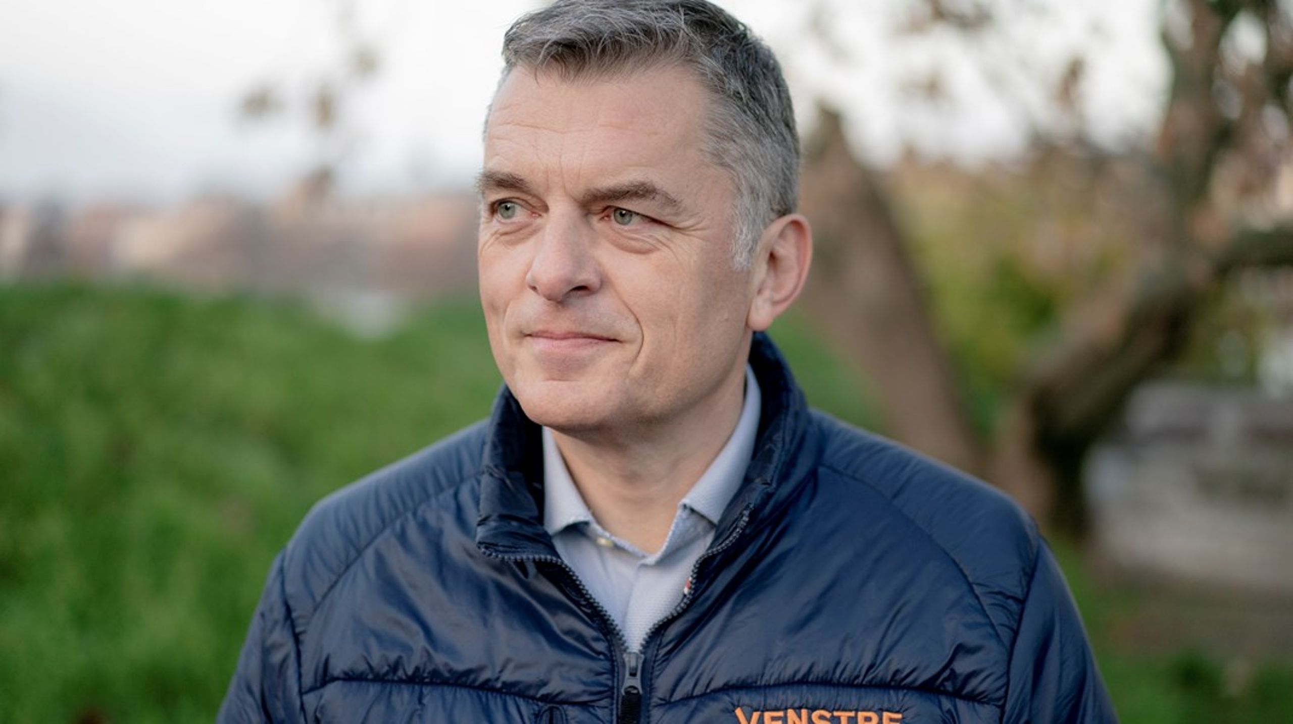 Venstres skatteordfører Jan E. Jørgensen synes grundlæggende det er en god ide at fjerne loftet for, hvor meget enkeltpersoner kan trække fra i skat, når de donerer penge til velgørende formål.&nbsp;
