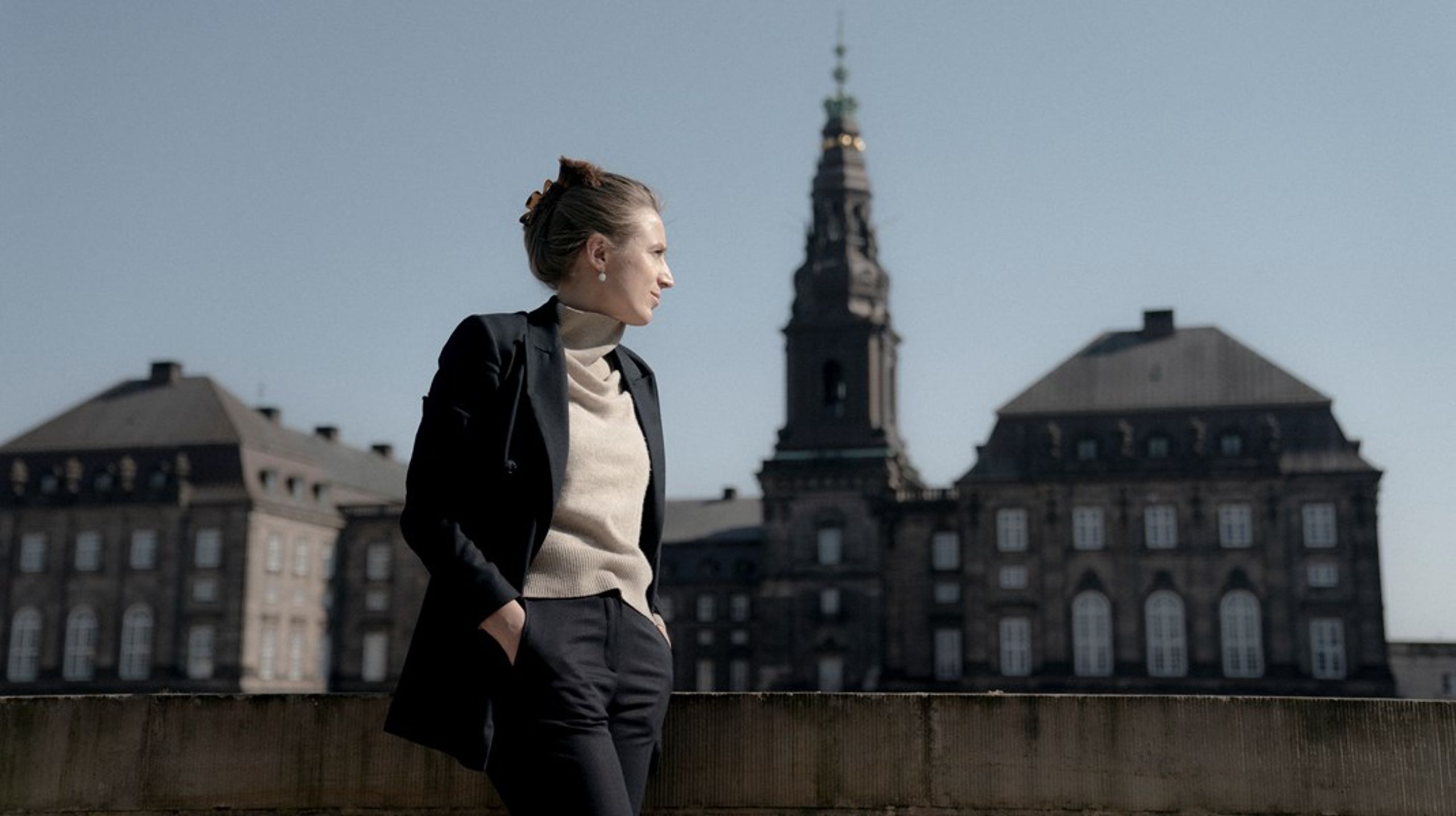 Jeg ser det&nbsp;som min vigtigste parlamentariske opgave fortsat at påpege, afsløre og afdække den store diskrepans, der er mellem politikernes og partiernes smukke sprogblomster og deres reelle handlinger i forhold til politiske aftaler og afstemninger, skriver Theresa Scavenius.