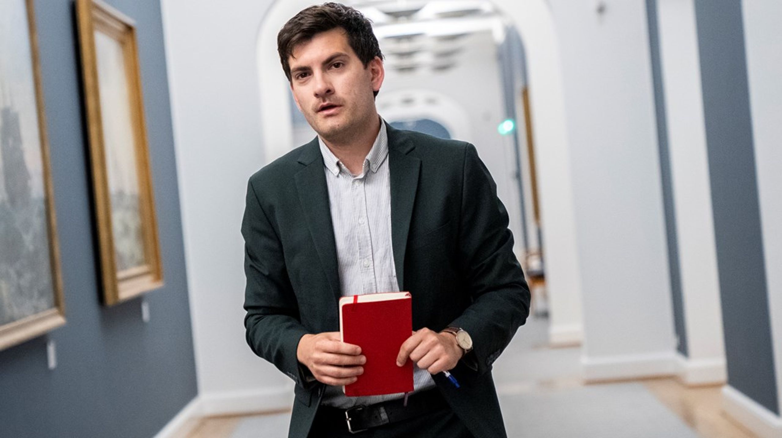 "Mange af de forældre, der får børn nu, blev ikke selv fanget, da de gik i skole. Så nu håber vi at fange dem gennem deres børn," siger Frederik Vad (S), der har gjort kampen for ordblinde unge og voksne til en politisk mærkesag.