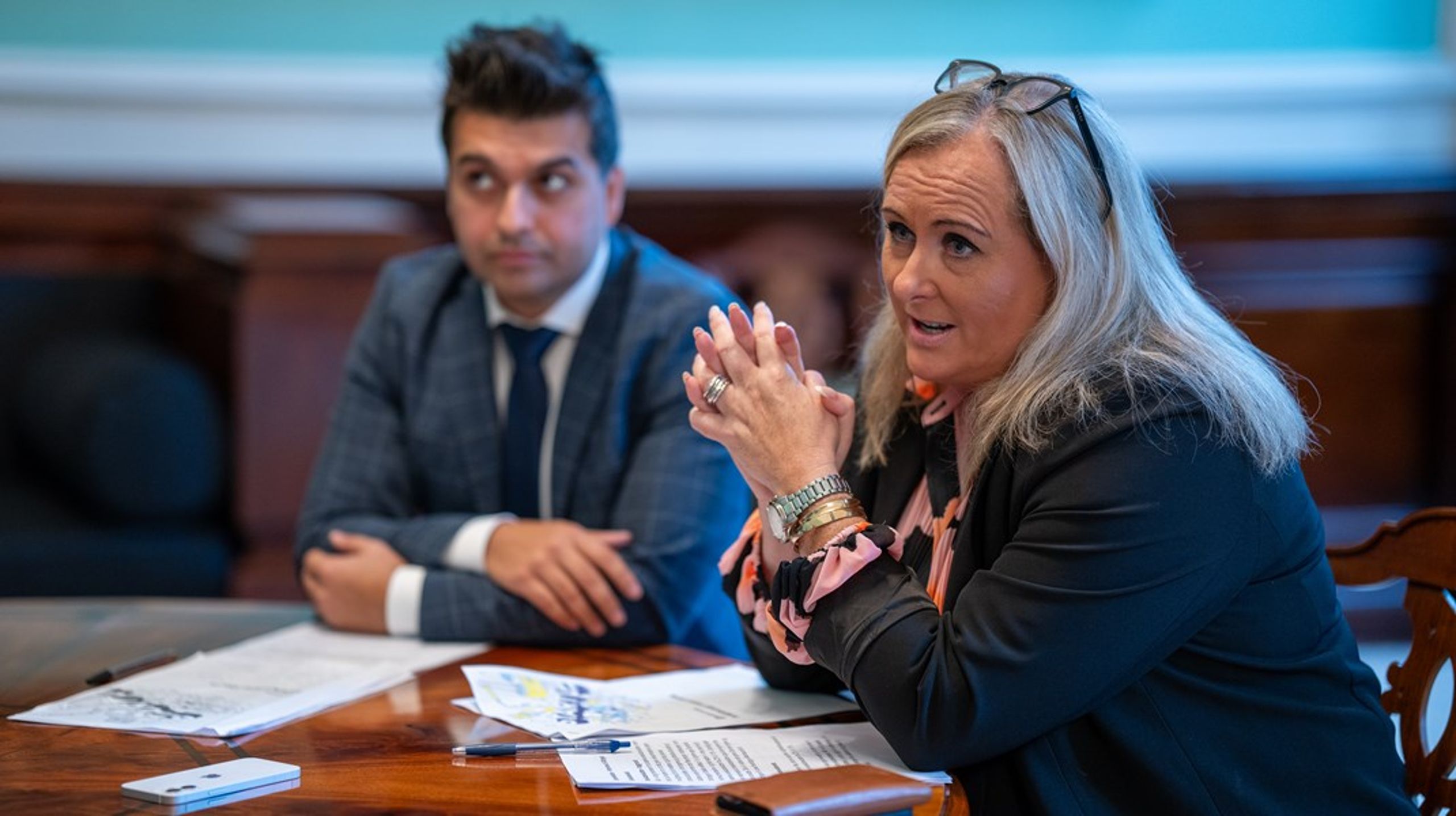 Mohammad Rona (t.v.) er skatteordfører for Moderaterne, og Charlotte Bagge Hansen (t.h.) er erhvervsordfører for Moderaterne. Altinget mødte dem i samtaleværelset på Christiansborg tirsdag forud for Folketingets åbning.