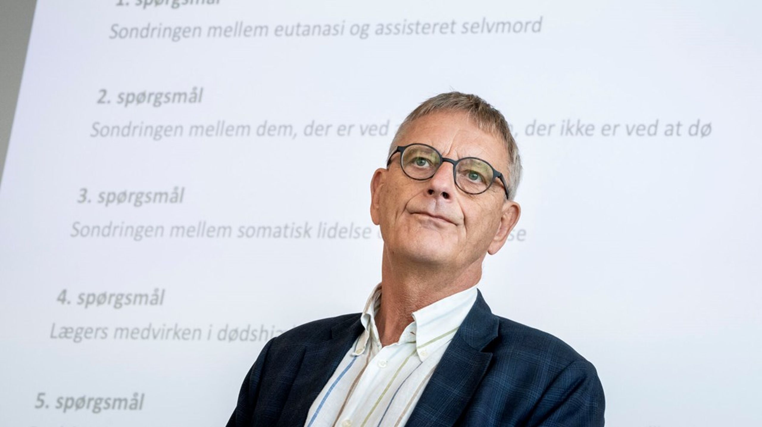 Formand for Det Etiske Råd, Leif Vestergaard, til pressebriefing om Rådets nye anbefalinger vedrørende aktiv dødshjælp og abortgrænsen. To områder, som&nbsp;understreger, at Etisk Råd langt fra afspejler Danmarks&nbsp;holdningsdiversitet og mangfoldighed, skriver Magnus Sæbye.&nbsp;