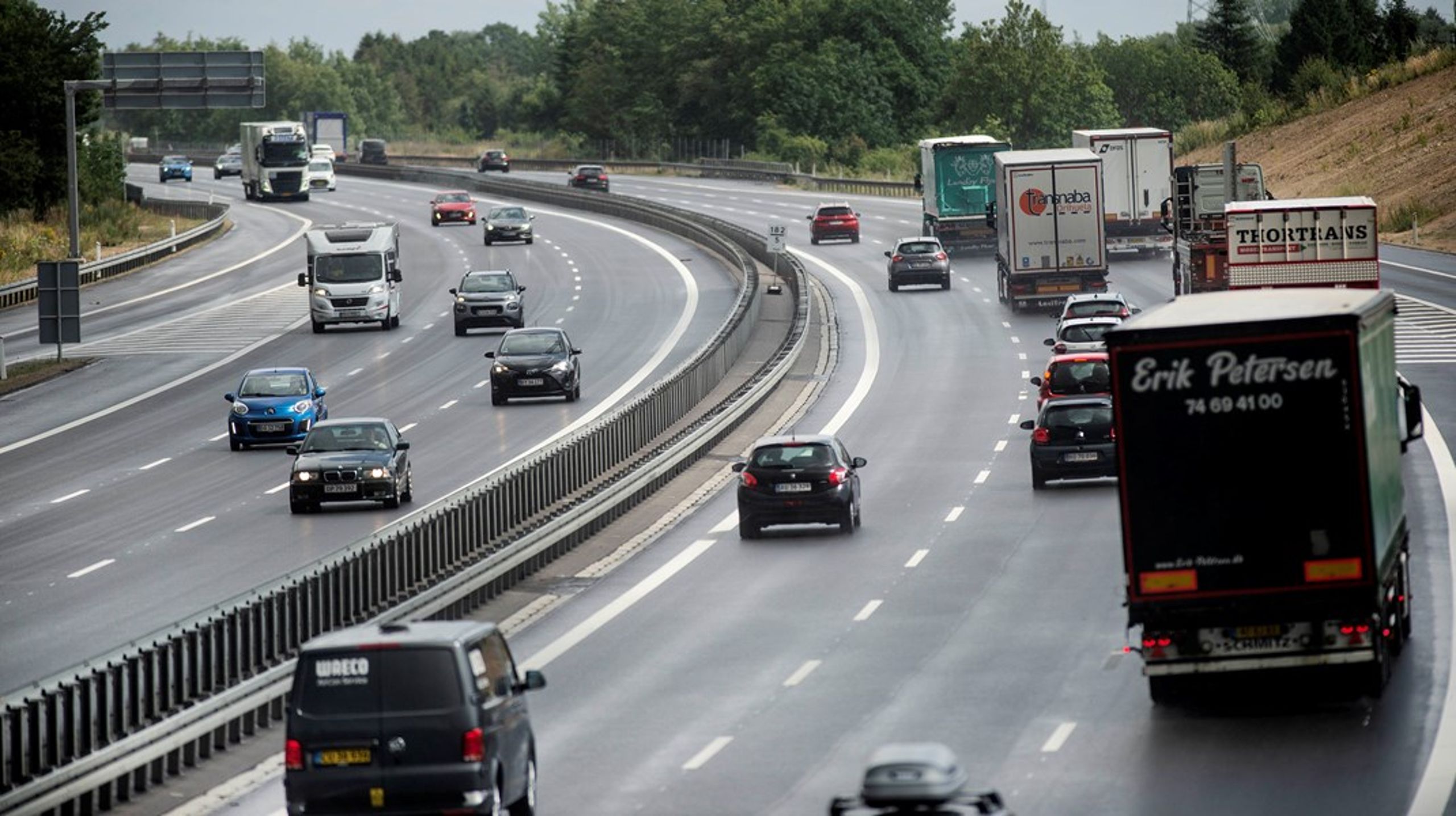 Motorvejene har fremmet en kultur, hvor hver borger nærmest er tvunget til at eje sin egen bil for at få hverdagen til at fungere. Konsekvensen er, at der i snit kun sidder sølle 1,08 personer i hver bil, skriver&nbsp;Christina Olumeko (ALT) og Bjørn Olsen.