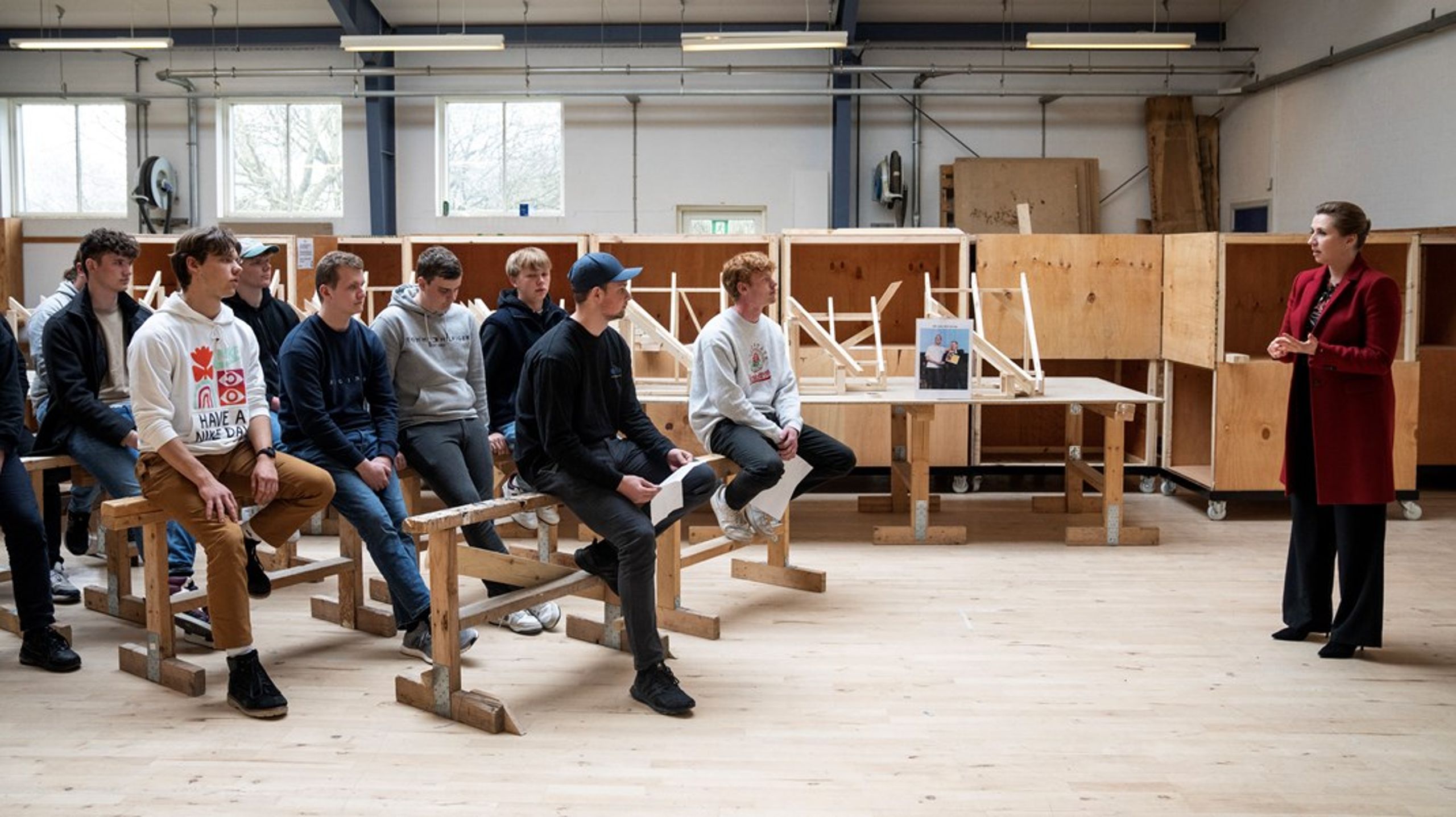 Statsminister Mette Frederiksen og resten af regeringen har ifølge regeringsgrundlaget en ambition om "en markant styrkelse af erhvervsuddannelserne sådan, at flere unge vælger erhvervsskolerne fremfor det almene gymnasium".&nbsp;