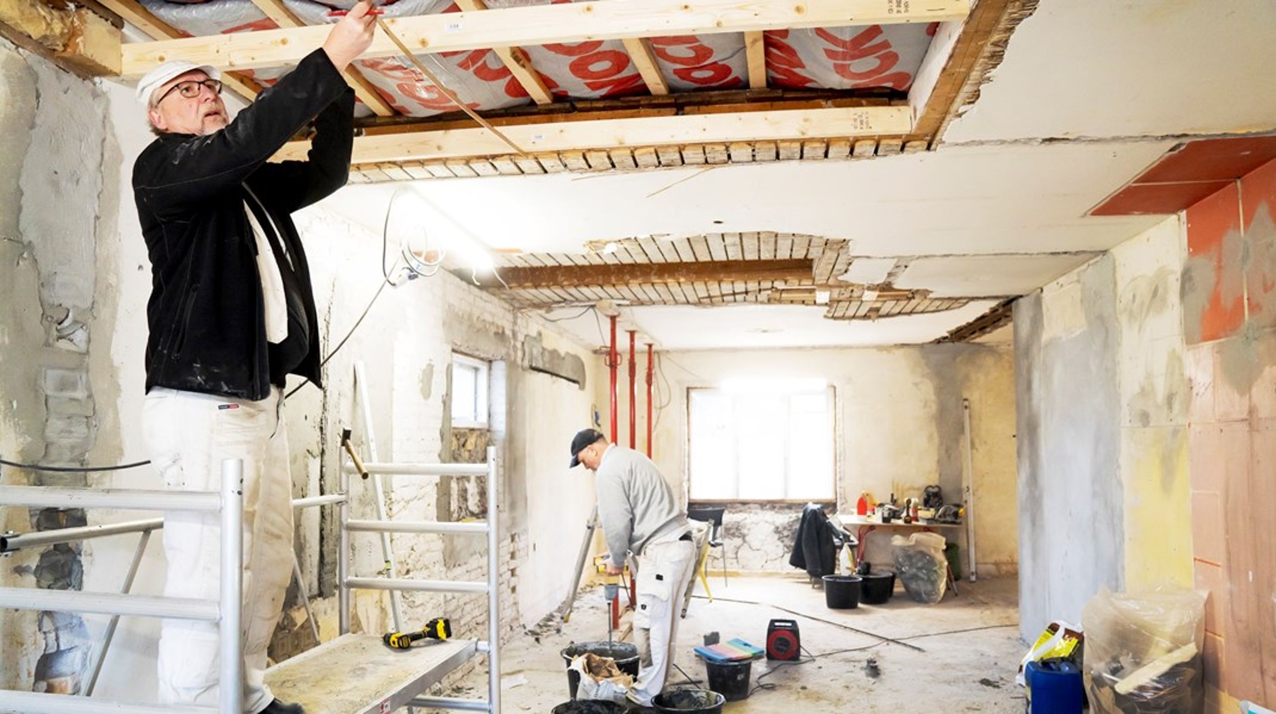 Der er mange lavthængende frugter at høste, når det gælder energirenovering, bygningsautomatik og vedligeholdelse, der ud over markante CO2-reduktioner også vil komme indeklimaet til gavn i for eksempel skoler og daginstitutioner, skriver&nbsp;Henrik Friis og Henrik Teglgaard Lund.