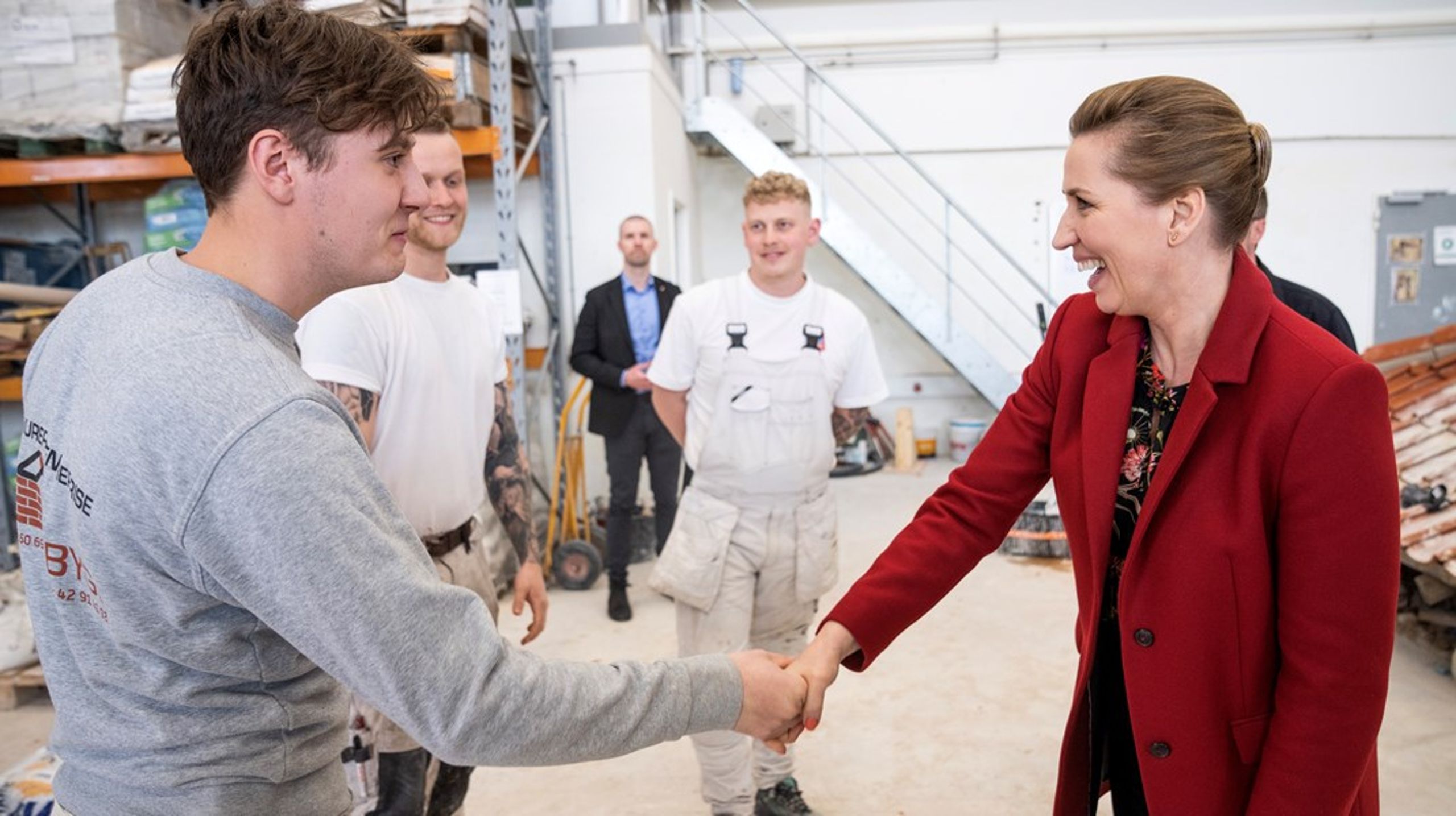 Trods massivt fokus på erhvervsuddannelserne og manglen på faglærte&nbsp;i den offentlige debat fortsætter elevtallet med at falde. Her besøger statsministeren en erhvervsskole i Herning tidligere i år.