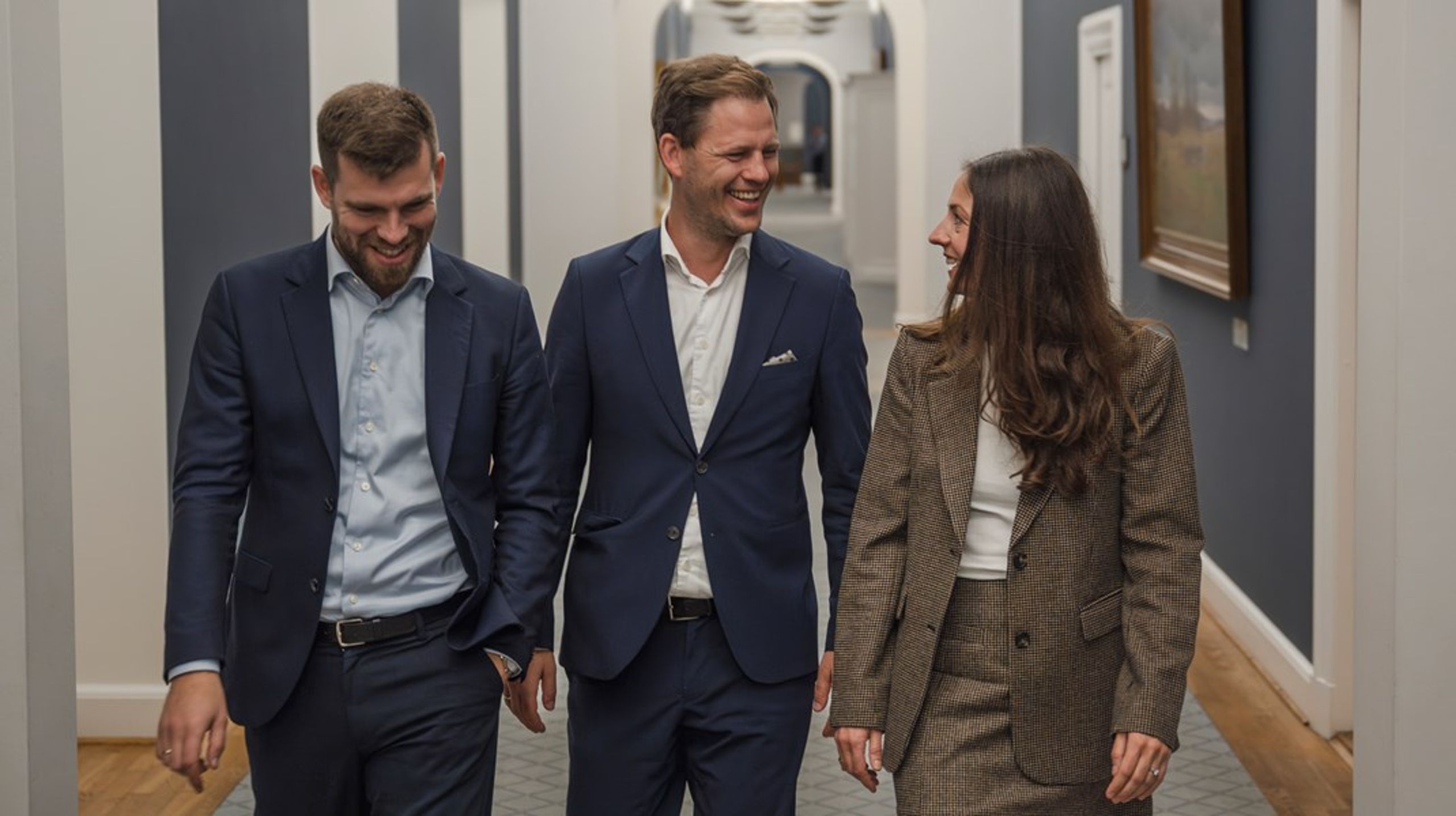 "Vi prøver med den her bog at lave en ideologisk fortælling, en idépolitisk retning kombineret med en lang række konkrete forslag, der vil gøre samfundet bedre. Vi tror på, at succesformlen for et parti er at kombinere de to ting," siger Morten Dahlin (tv.), som har skrevet bogen i samarbejde med Linea Søgaard-Lidel (tv.), Mads Duedahl (th.), Marie Bjerre og Christoffer Lilleholt.