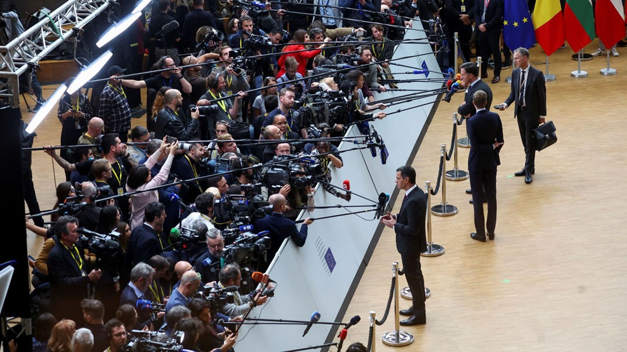 Lederne fra Spanien og Holland, Pedro Sanchez og Mark Rutte, møder medierne på vej ind til EU-topmødet torsdag.