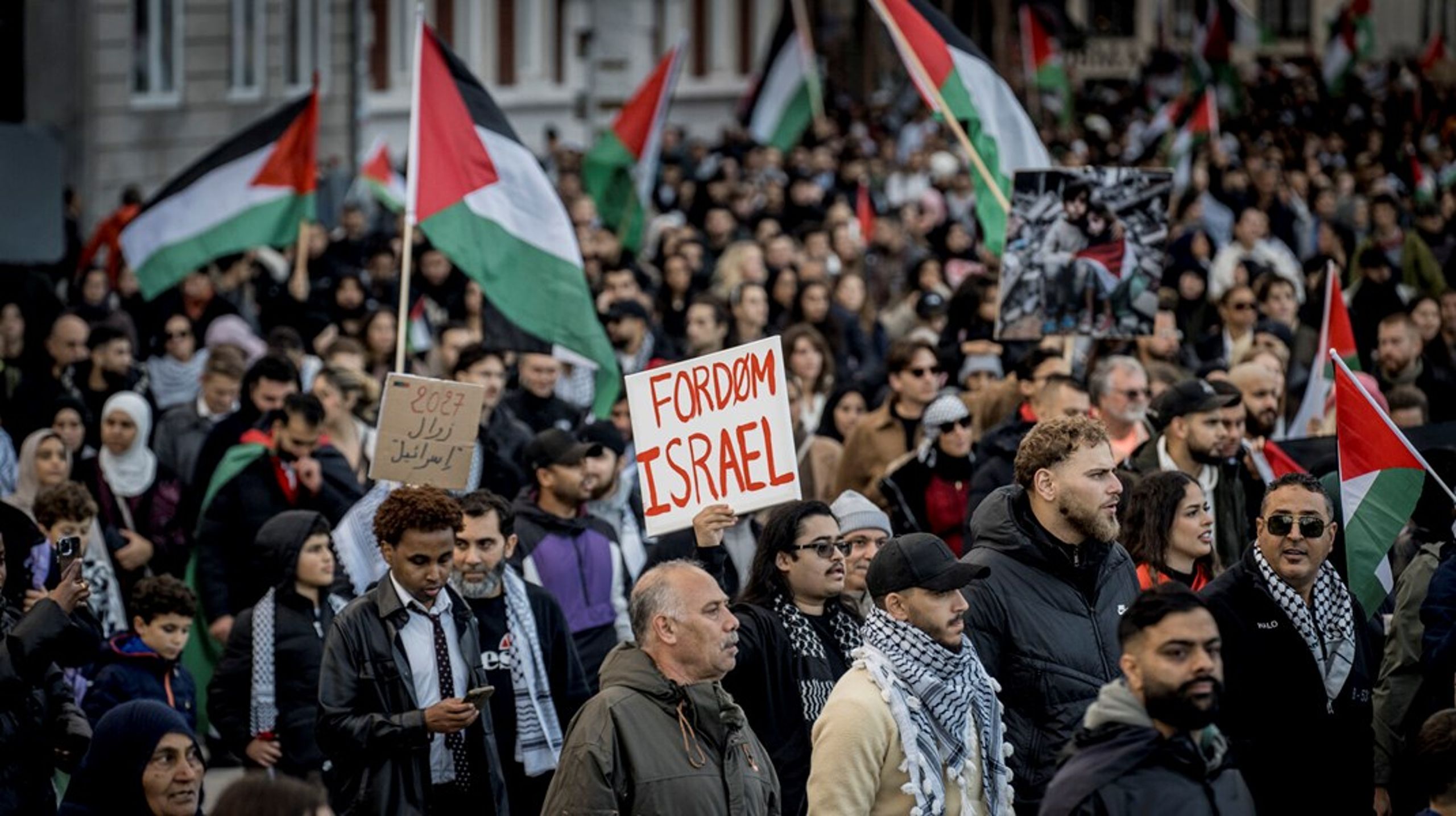 Terrorkrigen mellem Israel og Hamas har ført til flere demonstrationer i Danmark. Blandt andet på Christiansborg Slotsplads og Den Røde Plads i København søndag 22. oktober.