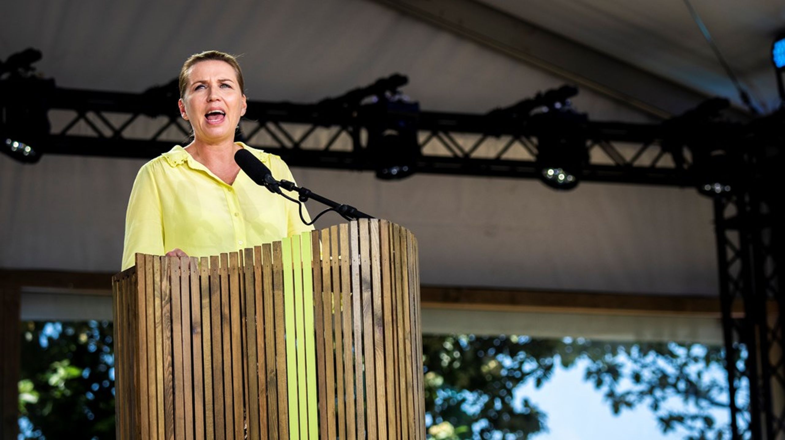 Det var på Folkemødet i sommer, at Mette Frederiksen første gang talte varmt om at indføre aktiv dødshjælp i Danmark. Siden har regeringen nedsat et udvalg, der har til formål "at understøtte regeringens ønske om at skabe en dansk model for en mere værdig død".