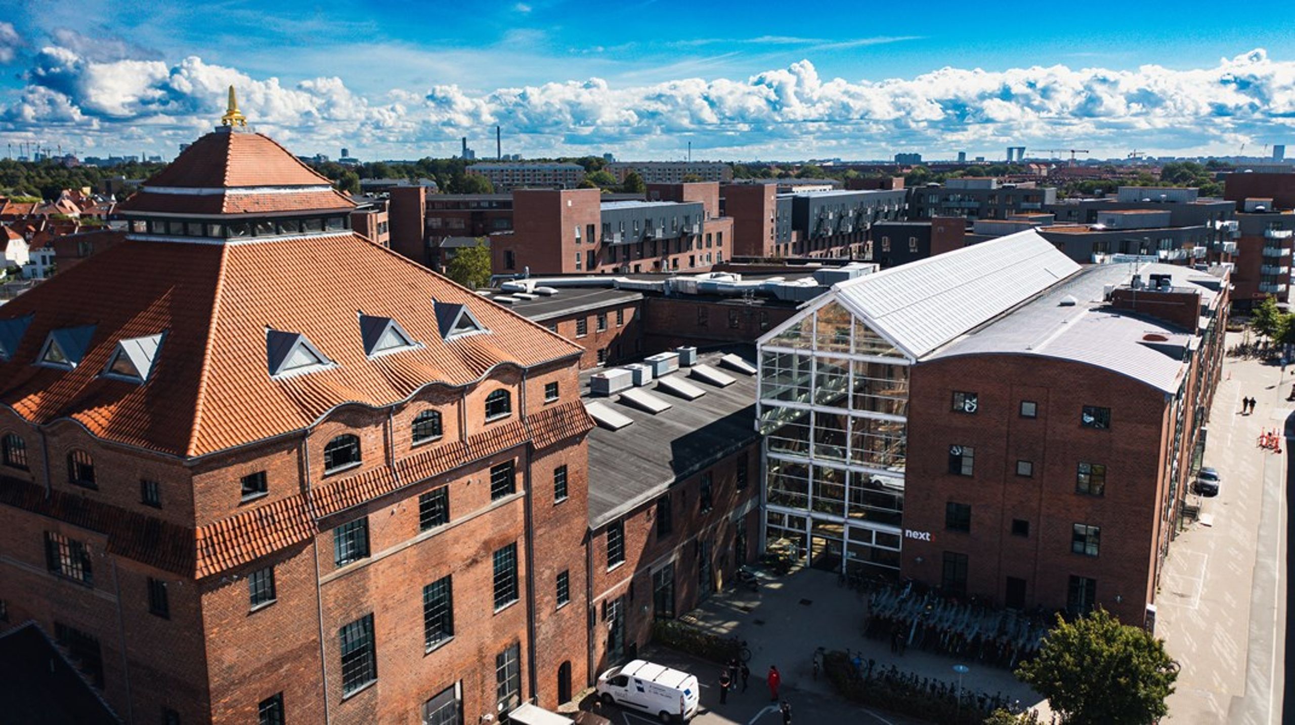 Sukkertoppen Gymnasium i Valby åbnede første gang
dørene for elever i 2005. På 18 år er Sukkertoppen gået fra at
være nogle få hundrede elever til over 1000 elever.