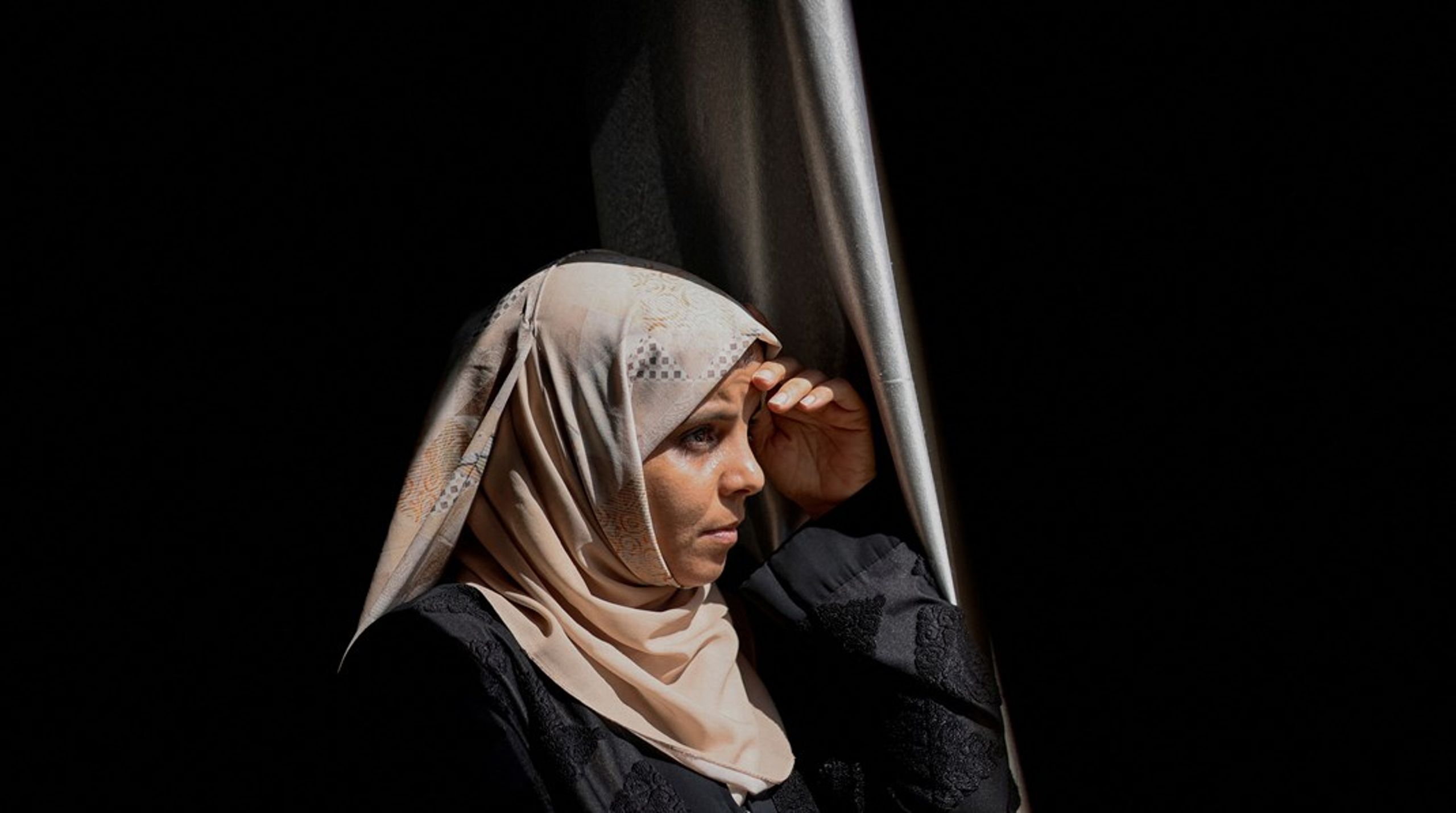 <div>Palæstinensiske Inas Abu Mamaar kigger ud på det sydlige Gaza.</div>