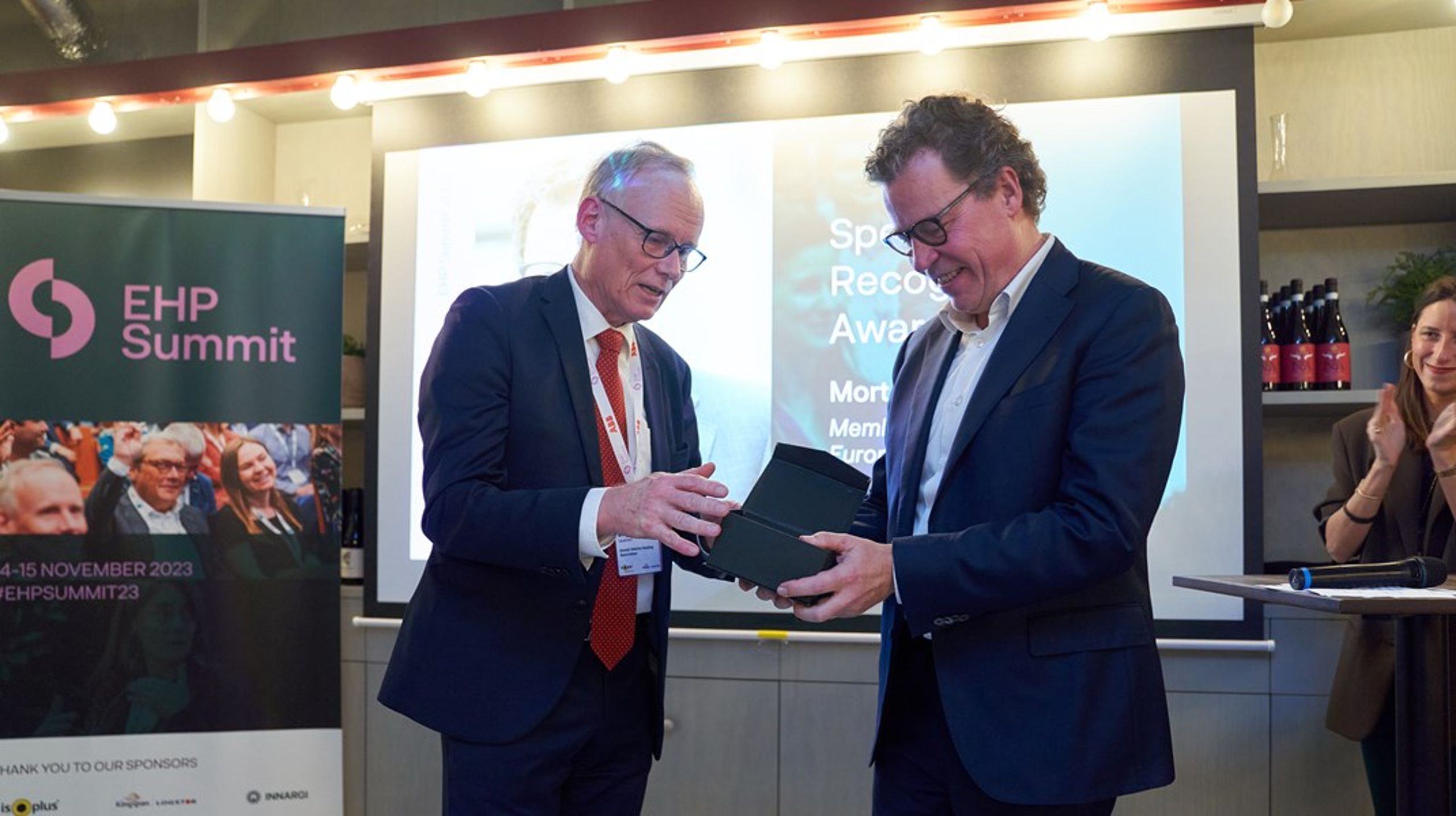 Morten Helveg Petersen (th.) får overrakt prisen for&nbsp;sit arbejde med grøn omstilling og udbredelse af fjernvarme i Europa.