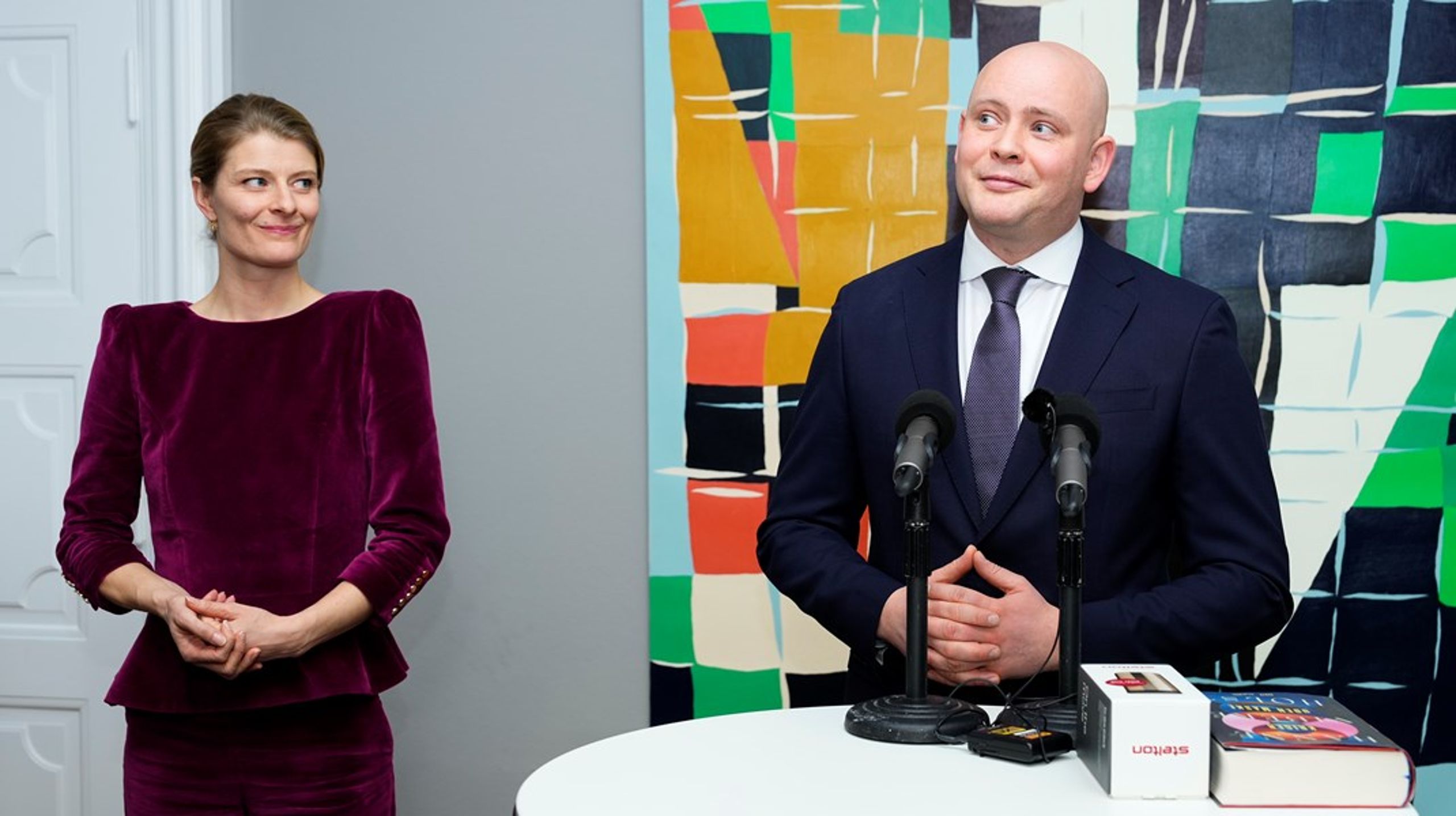 Ane Halsboe Jørgensen (S) overlader posten som kulturminister til Jakob Engel-Schmidt (M) i december 2022. "På papiret er han den mest magtfulde kulturminister siden Brian Mikkelsen," siger Altingets kulturredaktør i Ajour. 